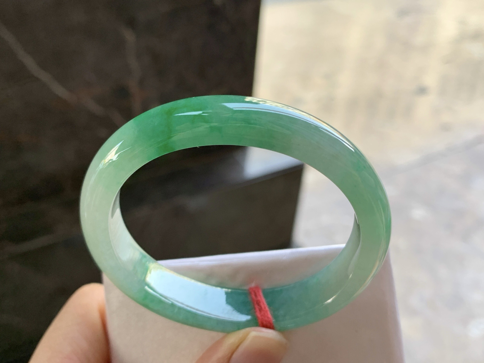 53.7-11.7-7.3

飘绿贵妃手镯^_^正圈51可以带