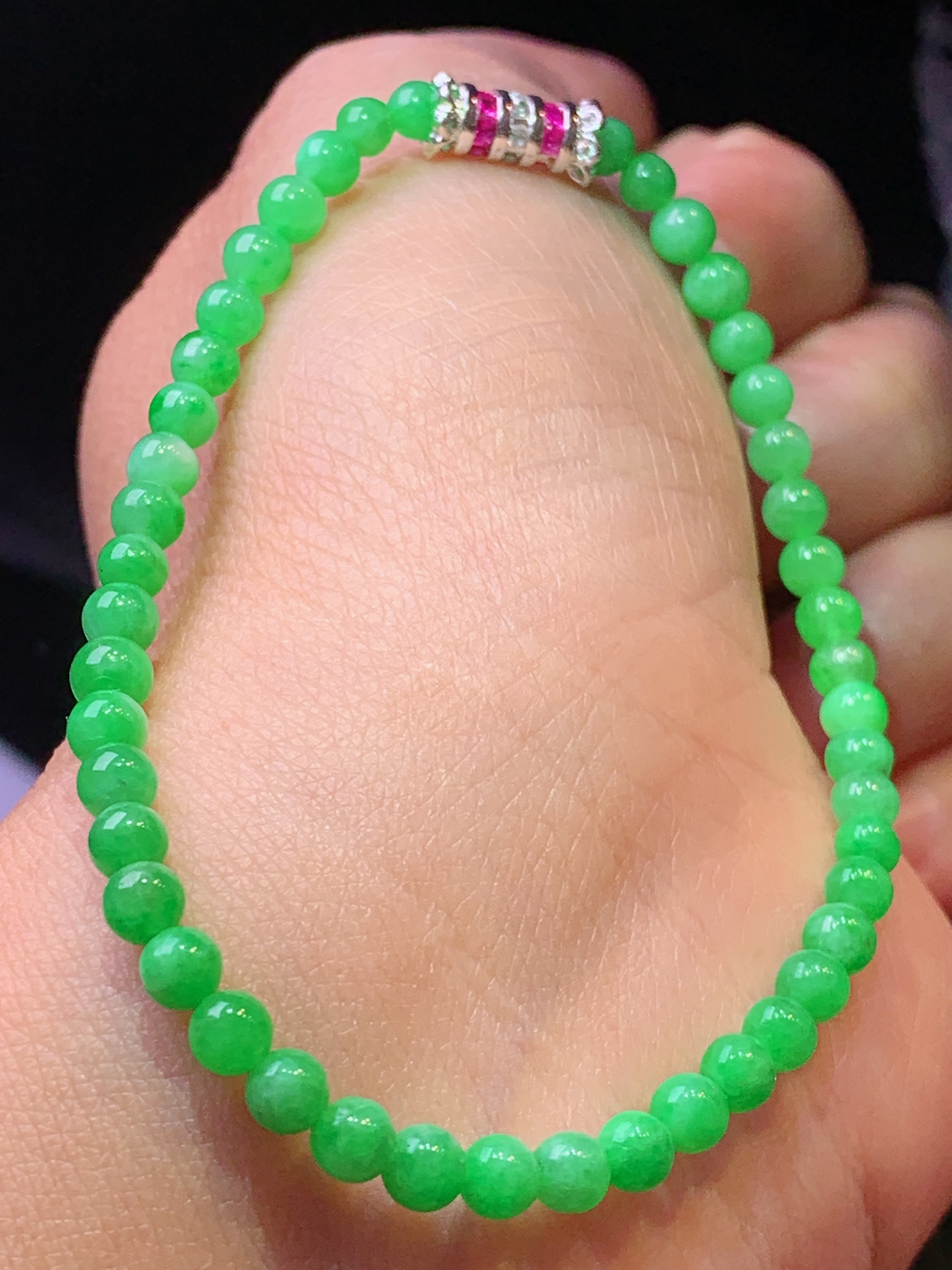 翠绿圆珠手链 玉质细腻 色泽艳丽清新 水润亮眼 整体尺寸4.2z1