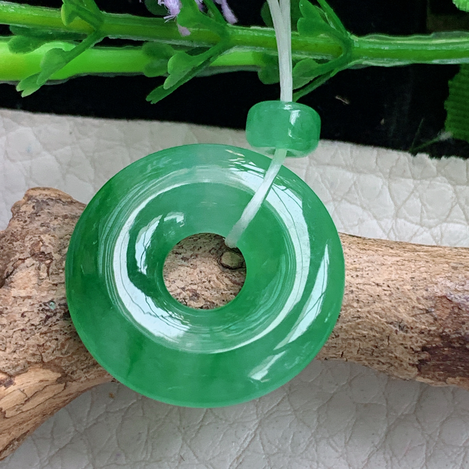 xo实拍22.3*3.7缅甸翡翠a货冰绿饱满甜甜圈 玉扣玉挂件 玉坠