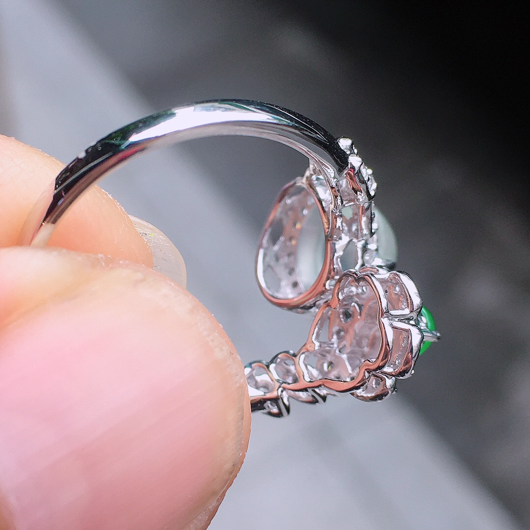 （冰+绿）二合一戒指，色泽均匀艳丽，玉质细腻，荧光感超
强，饱满圆润，尽显优雅气质，18k
金豪华镶嵌