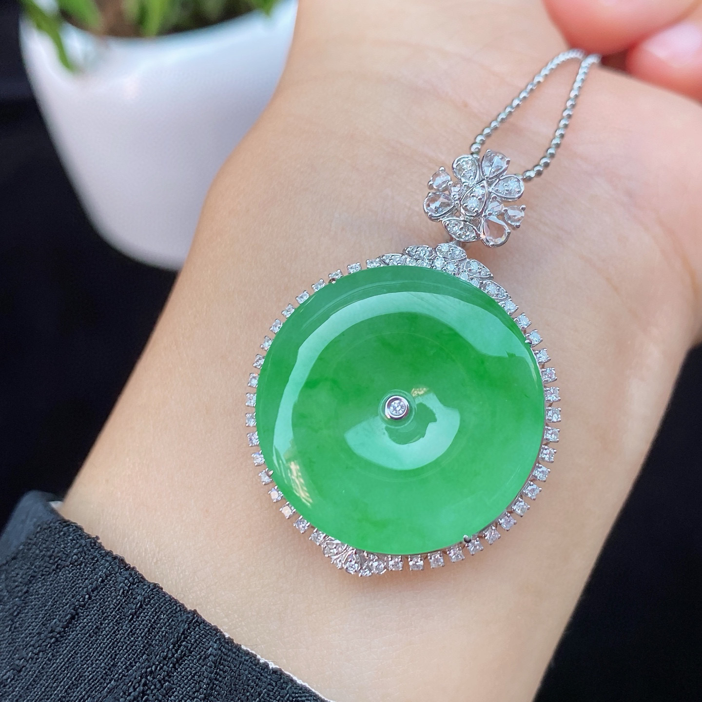 ​​​冰阳绿平安扣吊坠 
色泽浓郁鲜亮，光泽感满满
18k金镶嵌，精致有质感
实物更美～