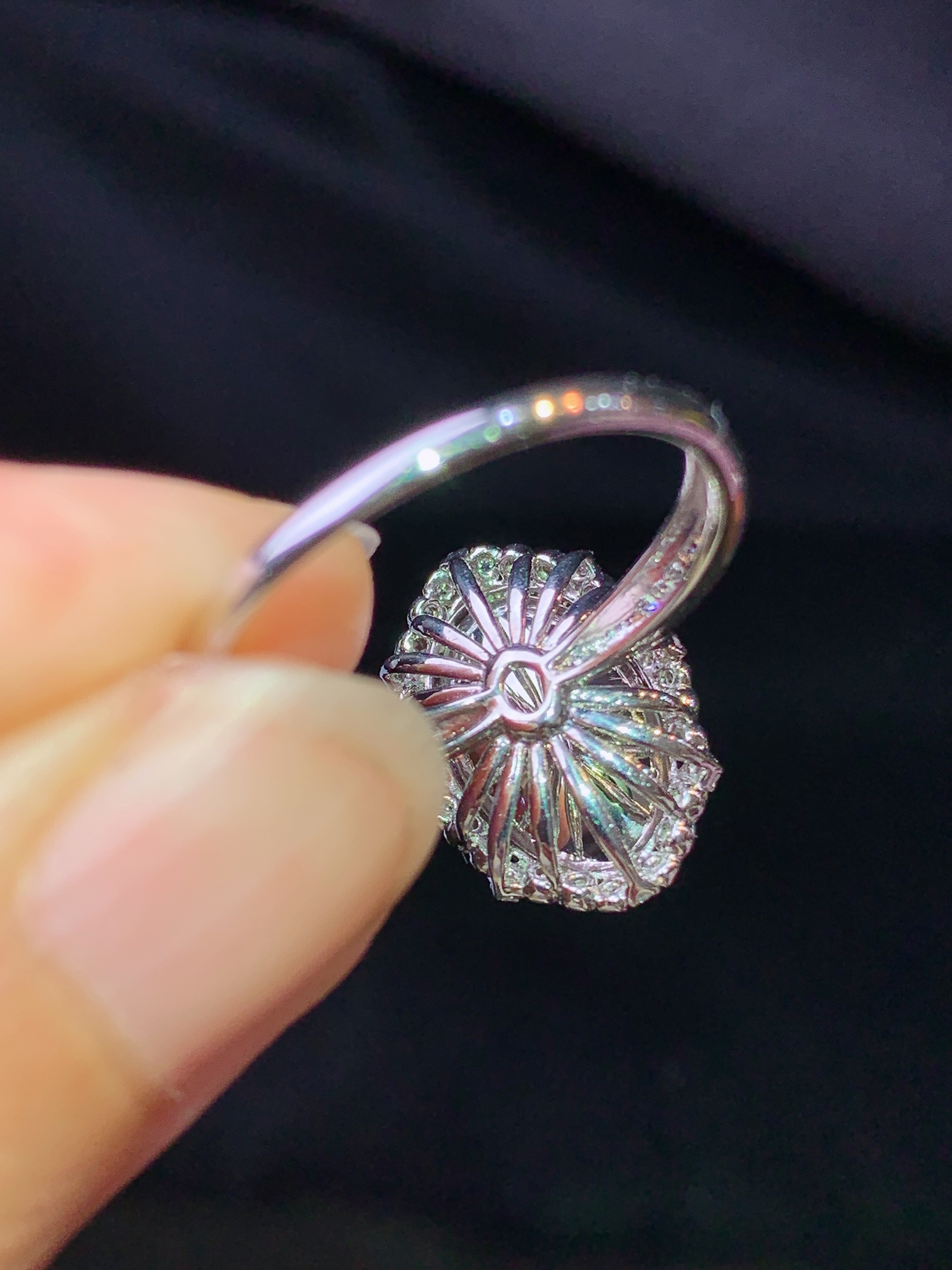 18k金钻镶嵌翠绿蛋面戒指 玉质细腻 色泽艳丽清新 水润亮眼 圈口14.5 整体尺寸15.6*11.5*8.5j2