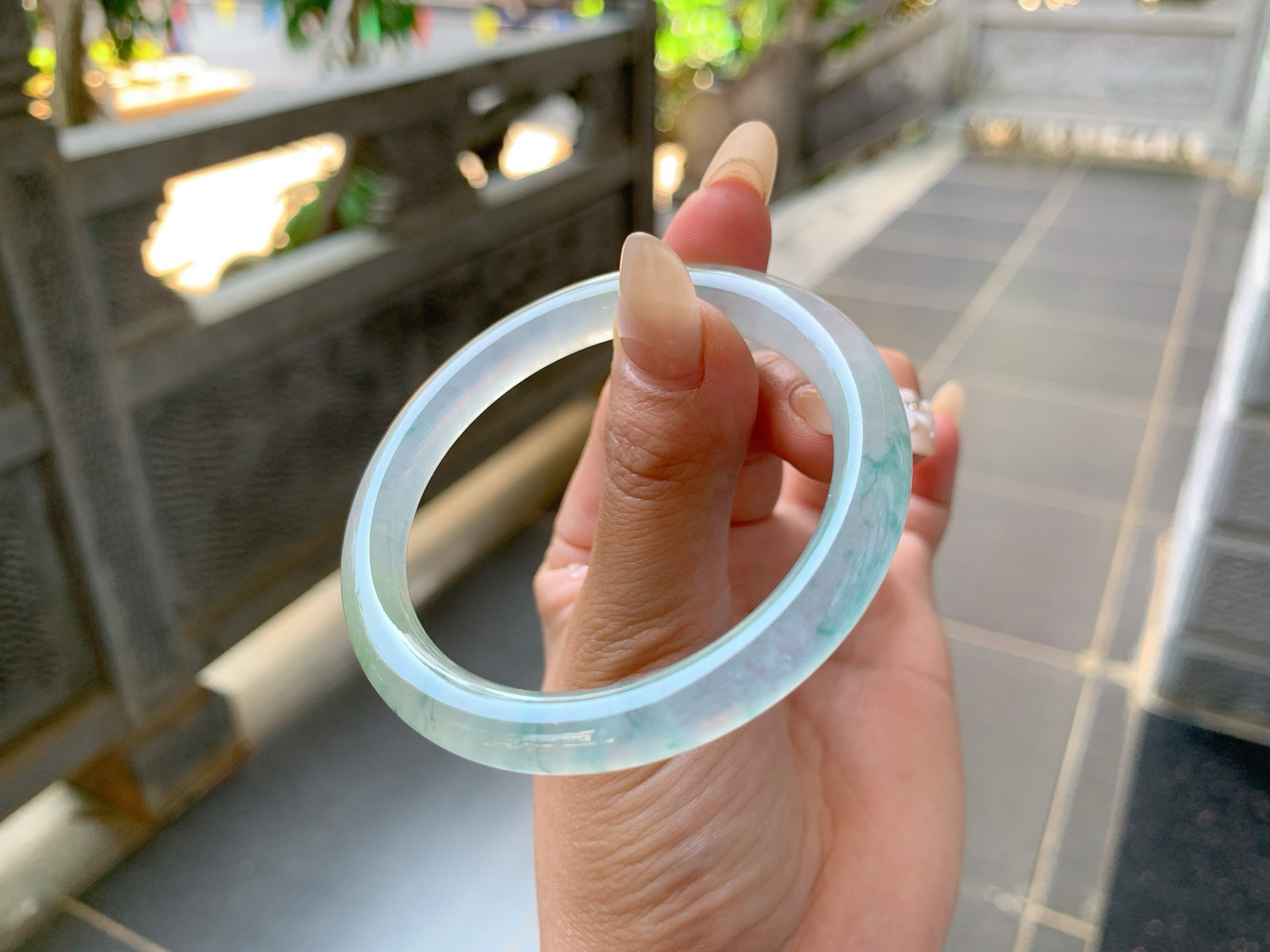 ｜51圈口
冰飘花美人条，条粗:6.5，飘蓝花，丝丝花飘逸灵动，还带一点冰黄翡，像渐变色一样，种老冰透，光感特别好，