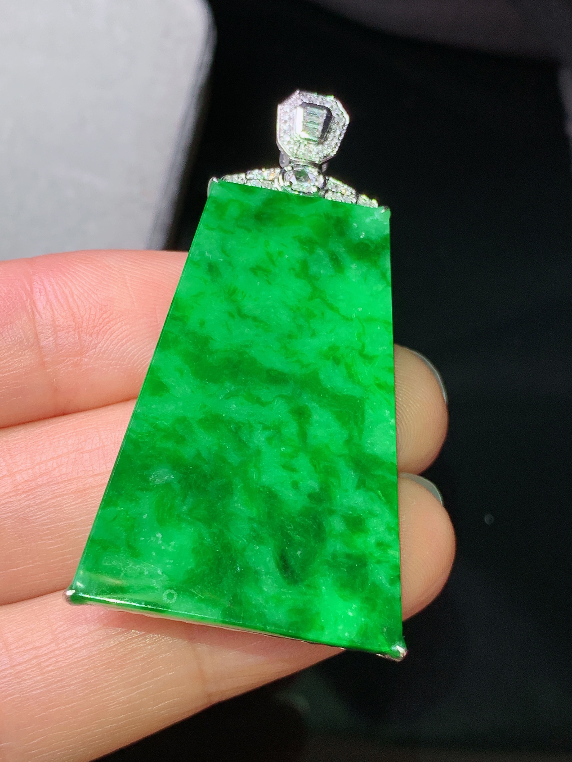 18k金钻镶嵌翠绿无事牌吊坠 玉质细腻 色泽艳丽清新 水润亮眼 整体尺寸48.3*25.8*5.3b1