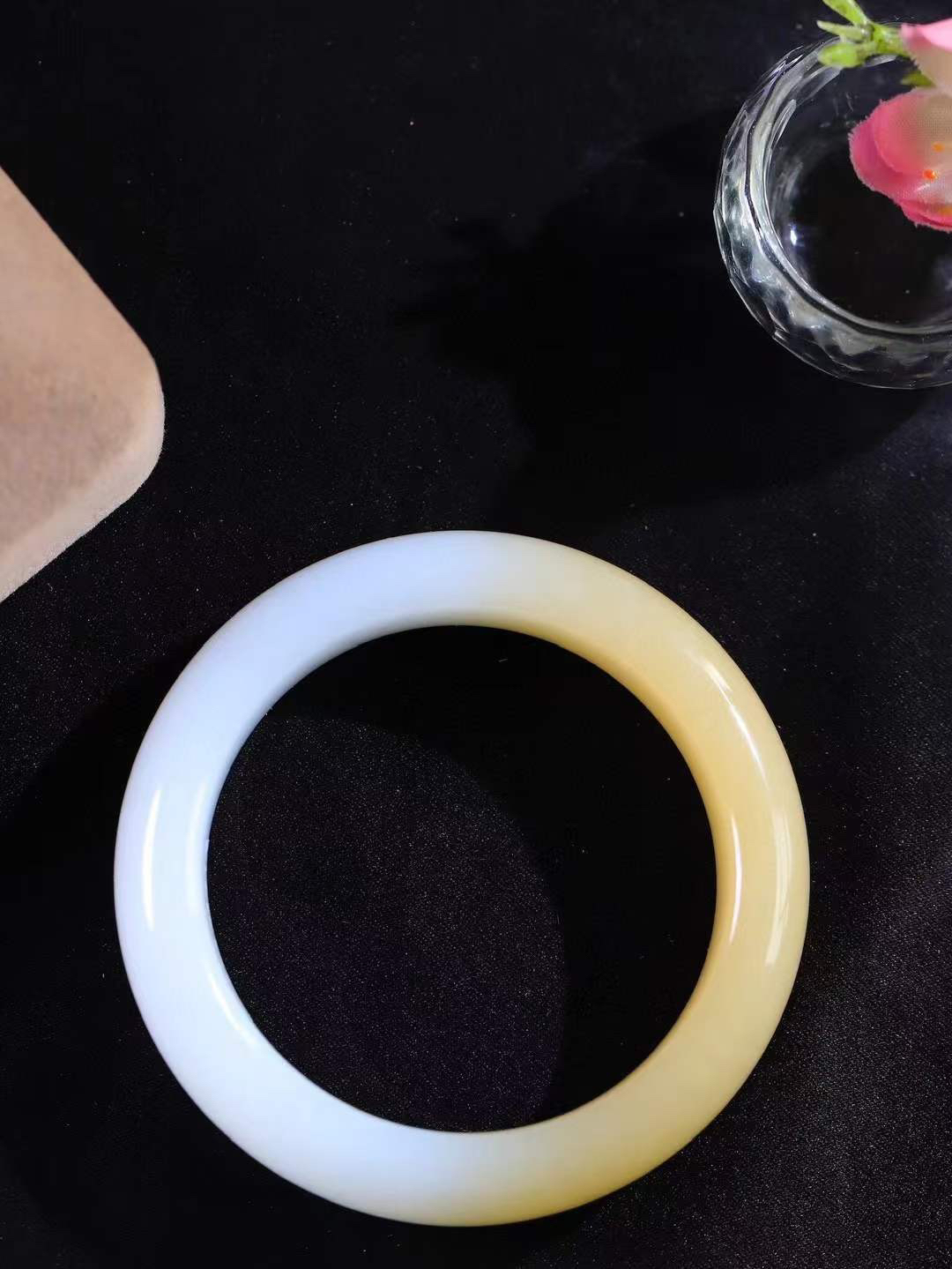 【暖玉生香·手镯】

精品和田玉糖白玉手镯，质地油润细腻，色泽高贵典雅，镯型古朴典雅。在诗情画意的雨巷相遇，你是我腕间的一抹风情，有你眸有深情，清风荡漾湖间静水，我愿俯身低眉，在烟波涟漪处，寻你深情倩影。内径53mm尺寸15.2-9.3mm重70克  69362458A