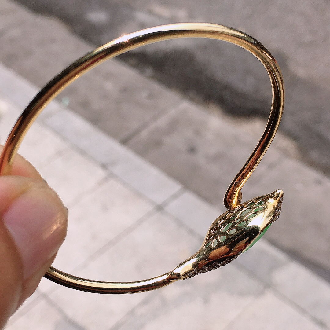 飘绿玉叶手环，色泽艳丽，玉质细腻，荧光感超
强，饱满圆润，尽显优雅气质，18k
金豪华镶嵌