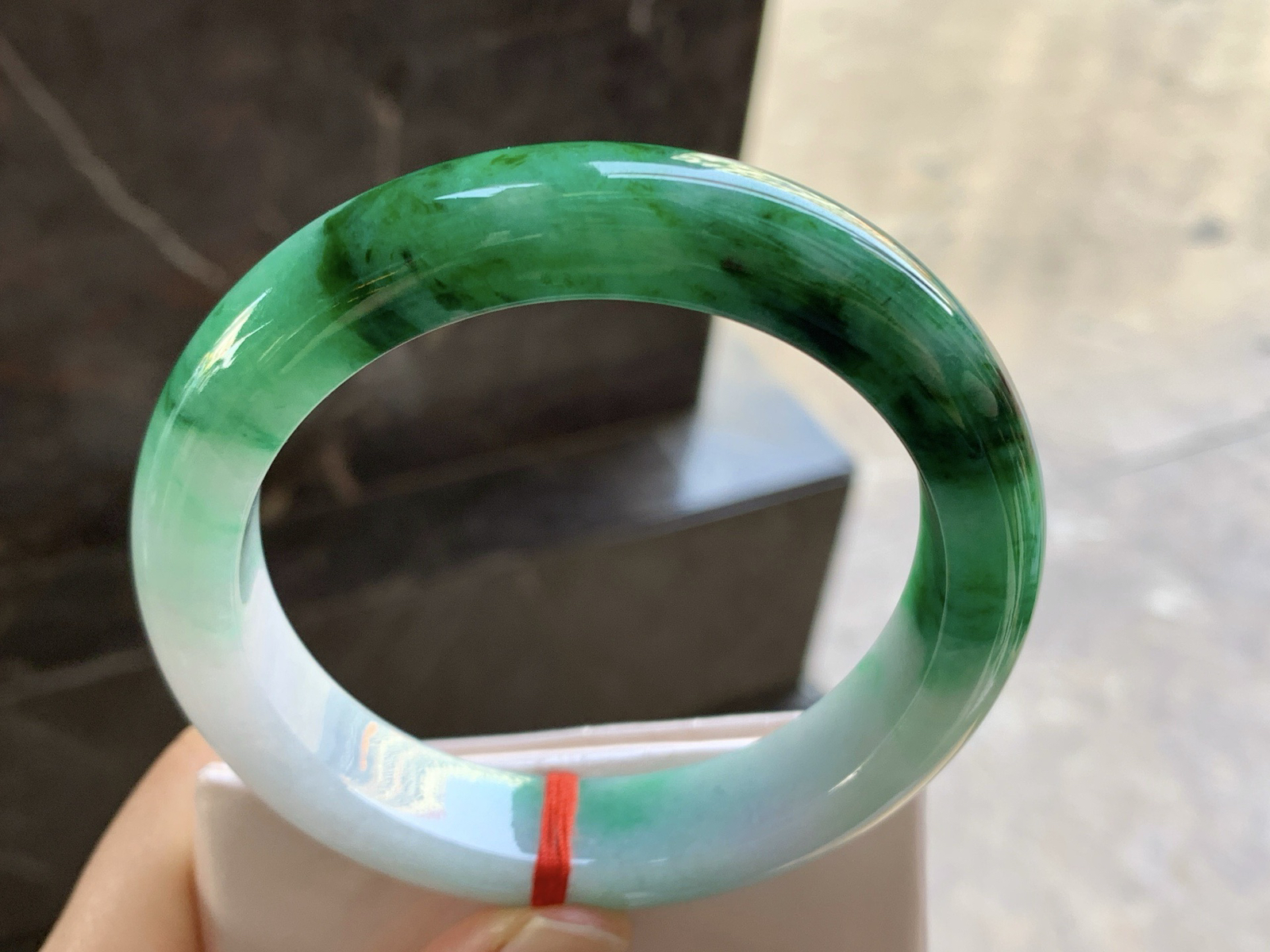 60-13.4-9.7

浓绿色手镯^_^鲜艳 玉质温润