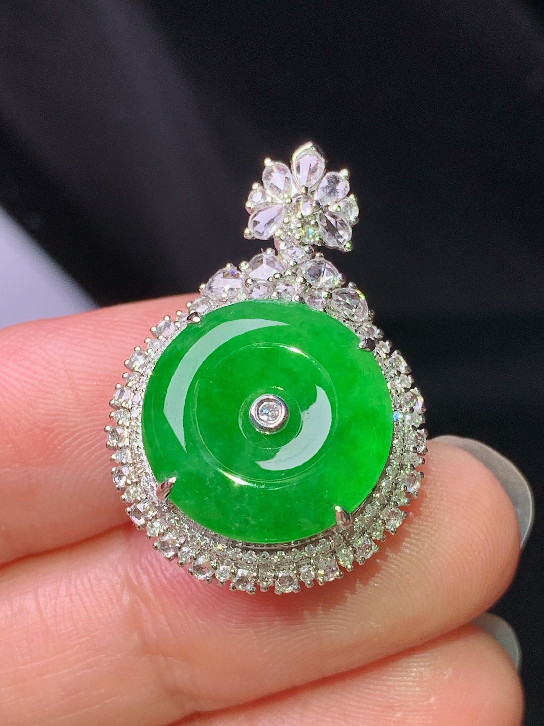 18k金钻镶嵌满绿平安扣吊坠 玉质细腻 色泽艳丽清新 水润亮眼 整体尺寸27.7*19.2*11.3c2