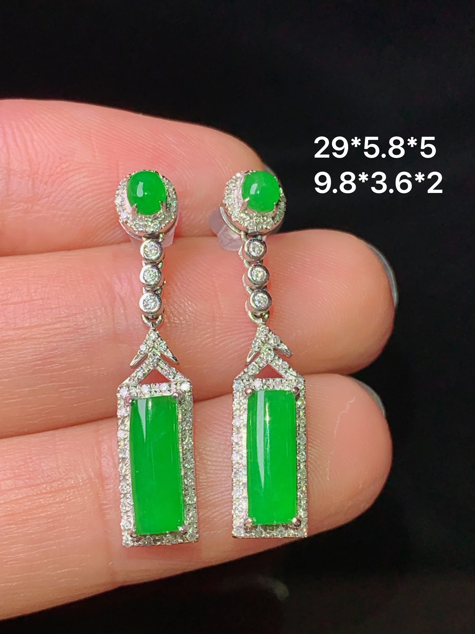 18k金钻镶嵌满绿玉柱耳坠 玉质细腻 色泽艳丽清新 水润亮眼 整体尺寸29*5.8*5z1