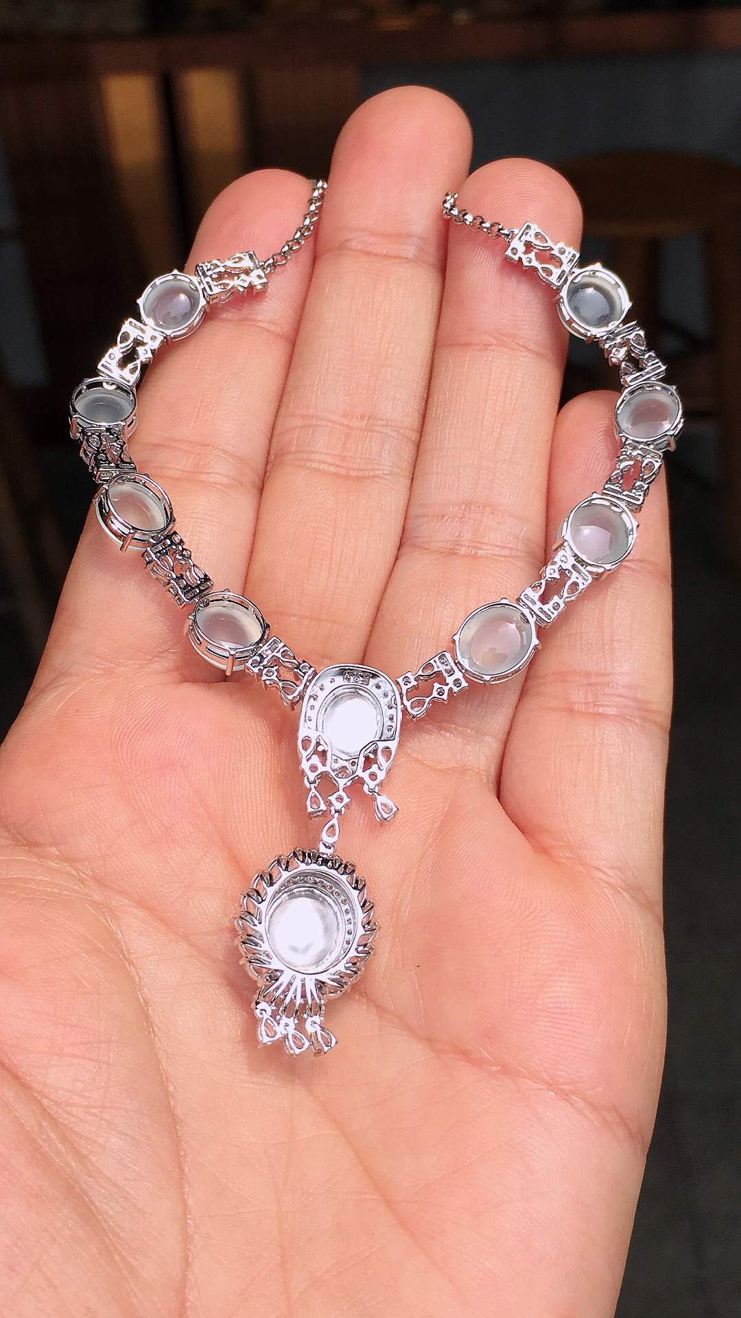 冰种蛋面晚装项链，玉质细腻，荧光感超
强，饱满圆润，尽显优雅气质，18k
金豪华镶嵌