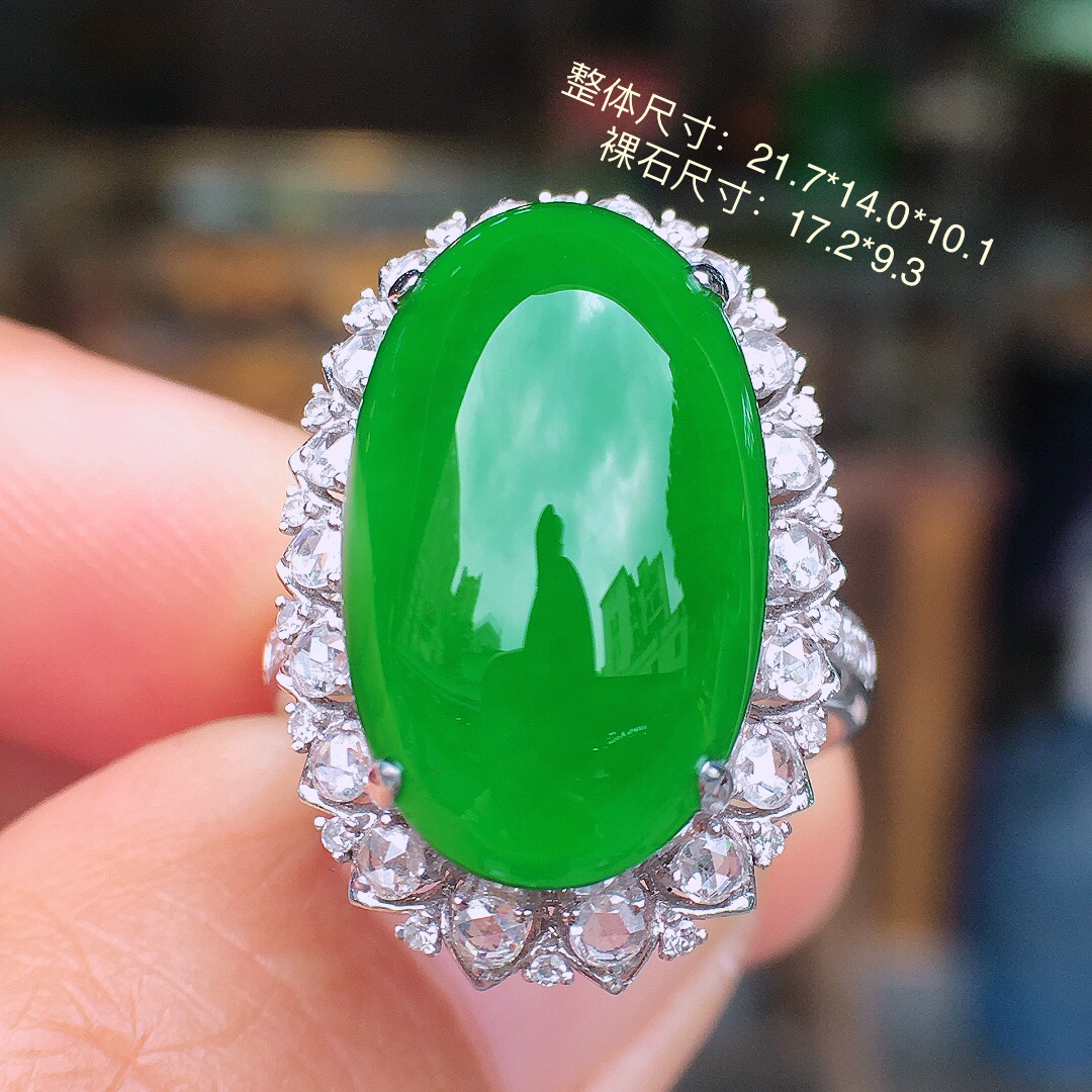 满绿蛋面戒指，色泽均匀艳丽，玉质细腻，荧光感超
强，饱满圆润，尽显优雅气质，18k
金豪华镶嵌