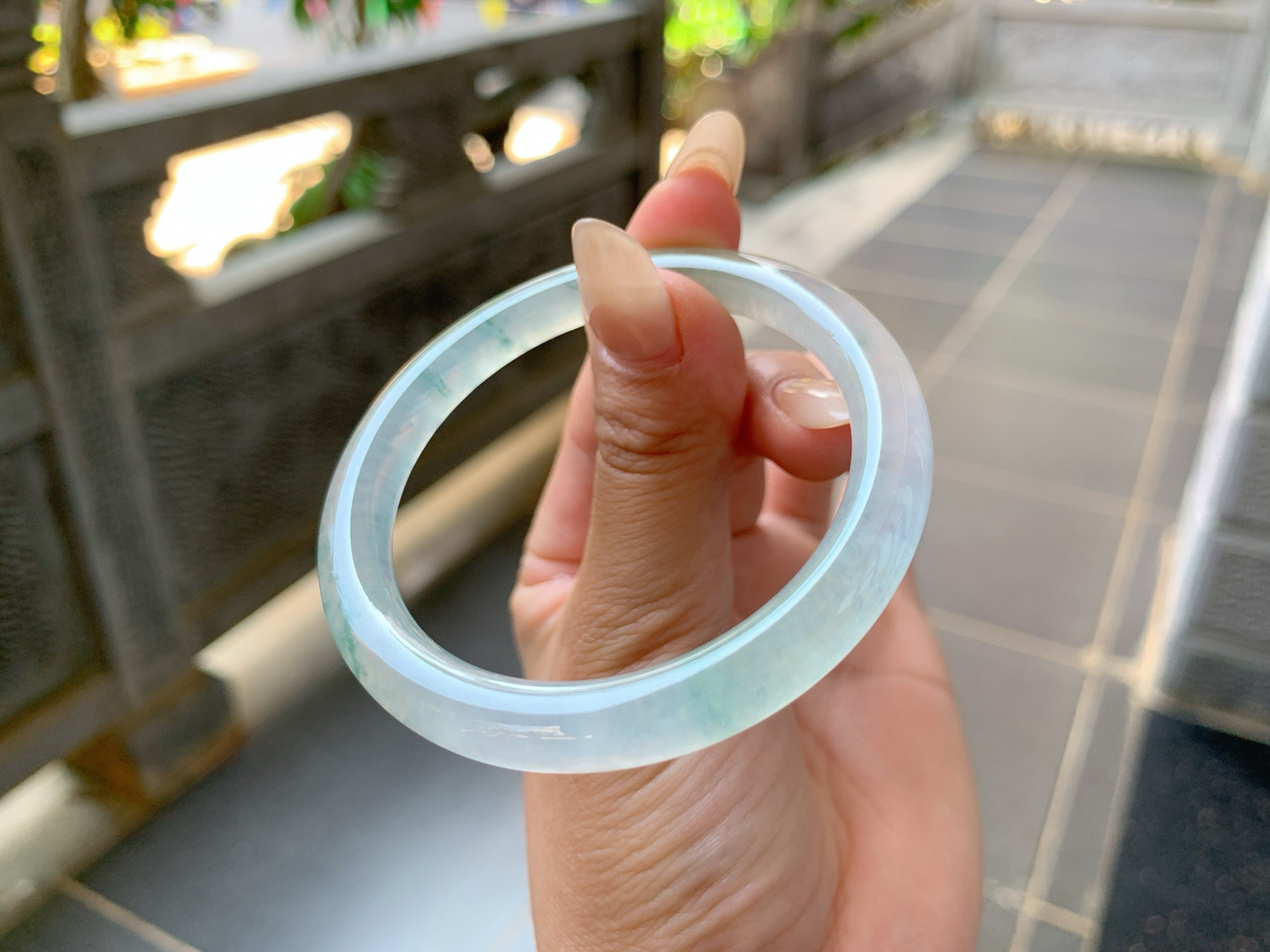 ｜51圈口
冰飘花美人条，条粗:6.5，飘蓝花，丝丝花飘逸灵动，还带一点冰黄翡，像渐变色一样，种老