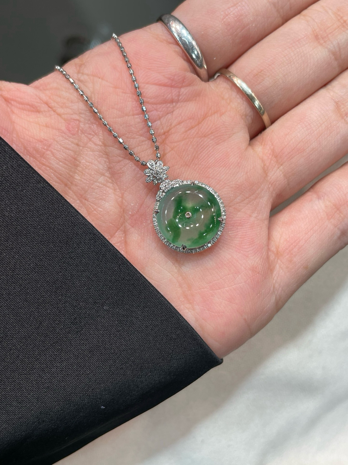 冰晴 飘绿花 平安扣吊坠

18k金配钻镶嵌