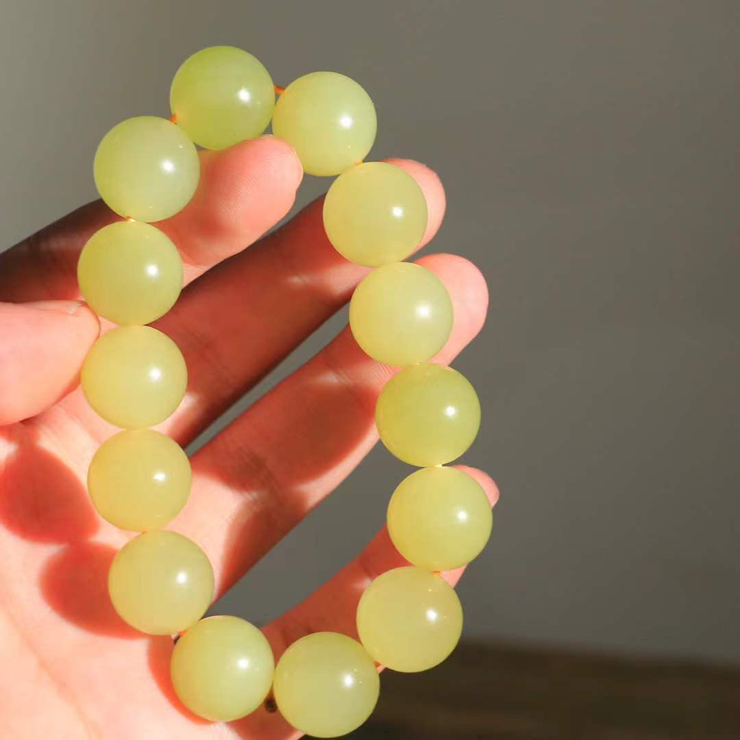 （冬日暖阳.手串）

收藏级臻品，传世之作和田玉黄口料手串 质地油润，大气雅致，清风明月潺潺，浮浮洗尽铅华随于心，净于念……重88.6克  尺寸取一15.8mm fDL-99492603yy