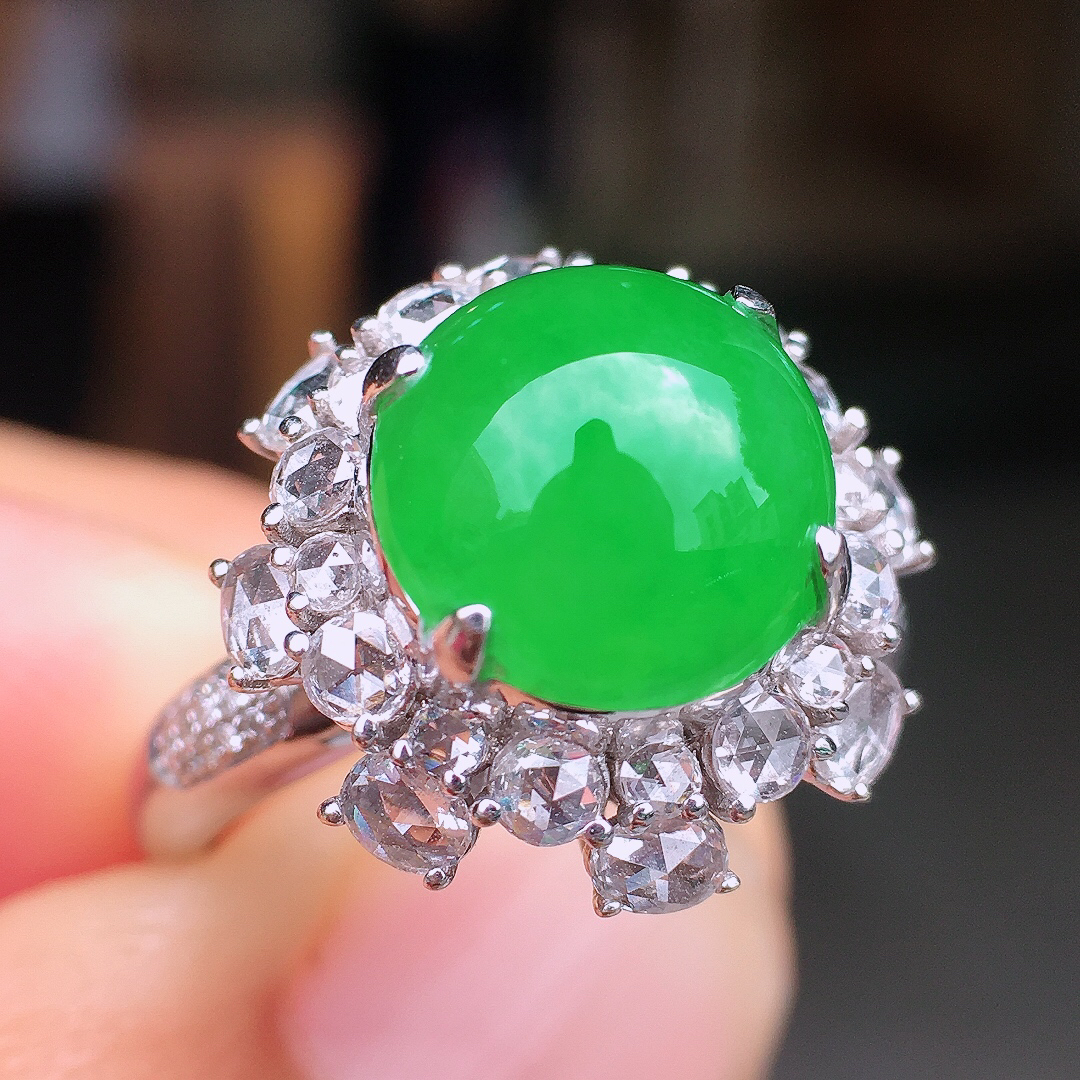 阳绿蛋面戒指，色泽均匀艳丽，玉质细腻，荧光感超
强，饱满圆润，尽显优雅气质，18k
金豪华镶嵌