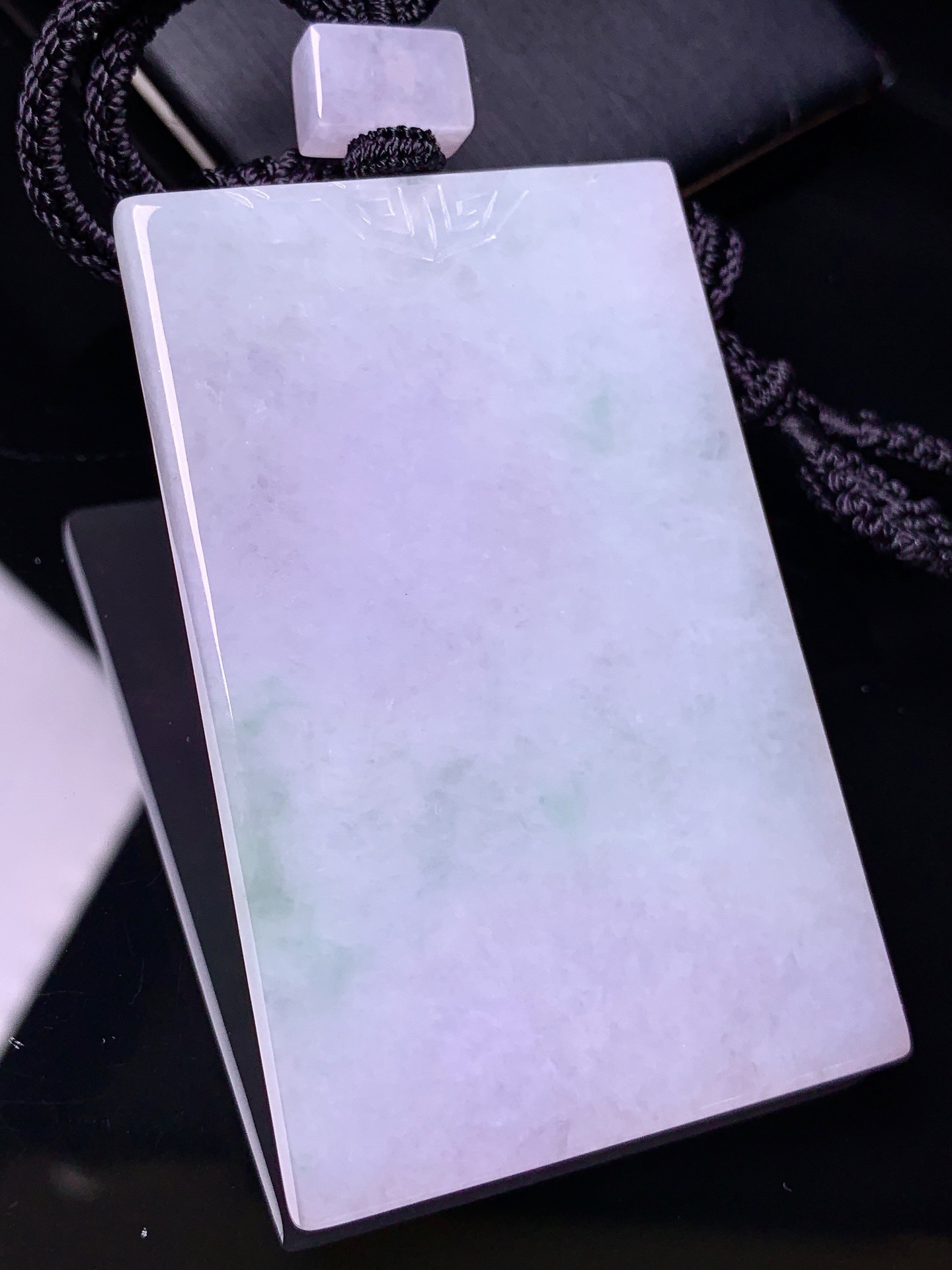 淡紫罗兰飘绿无事牌吊坠 玉质细腻 色泽艳丽清新 水润亮眼 整体尺寸64.5*42*5w1