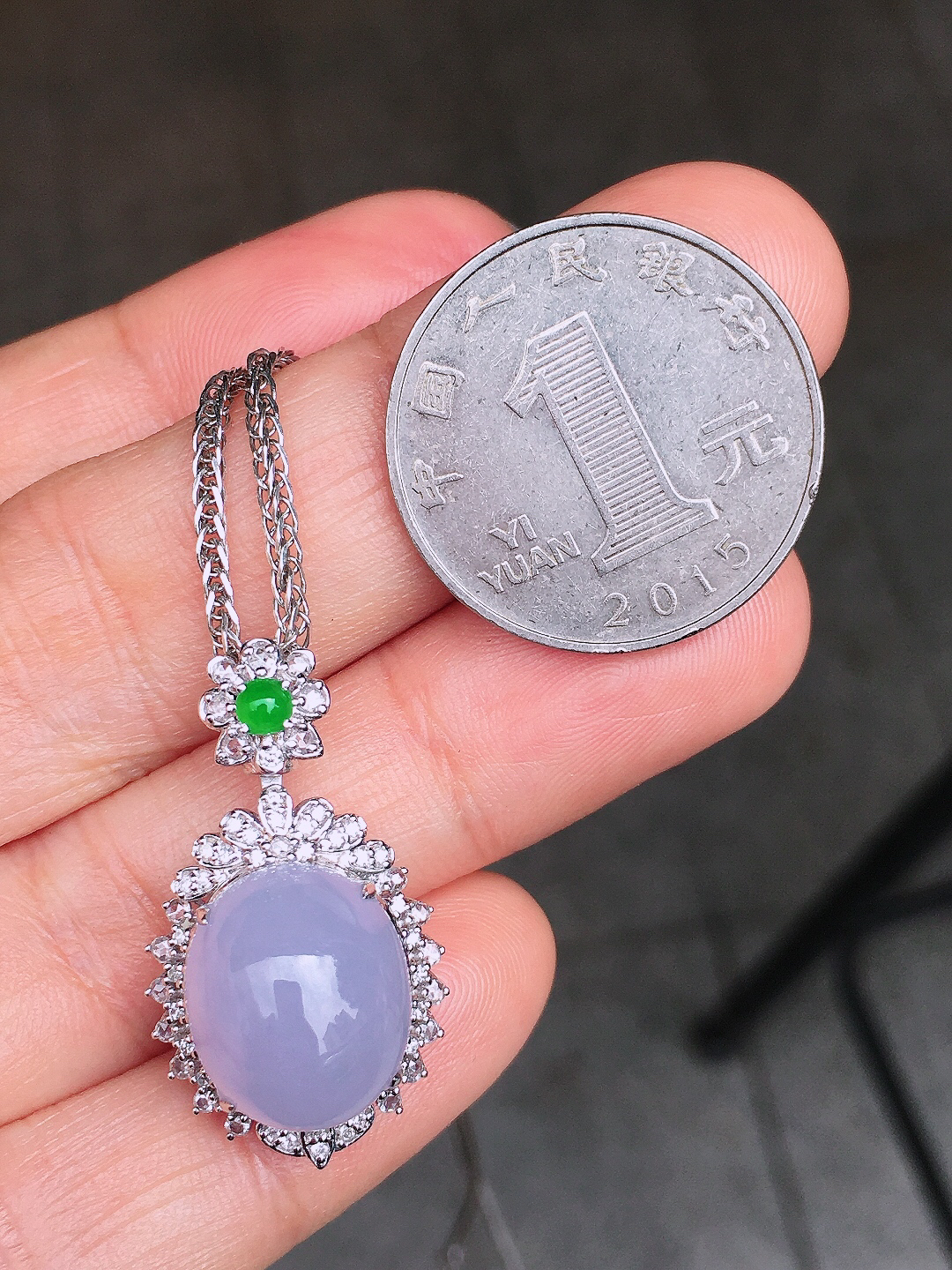 紫罗兰蛋面吊坠，色泽均匀艳丽，玉质细腻，荧光感超
强，饱满圆润，尽显优雅气质，18k
金豪华镶嵌