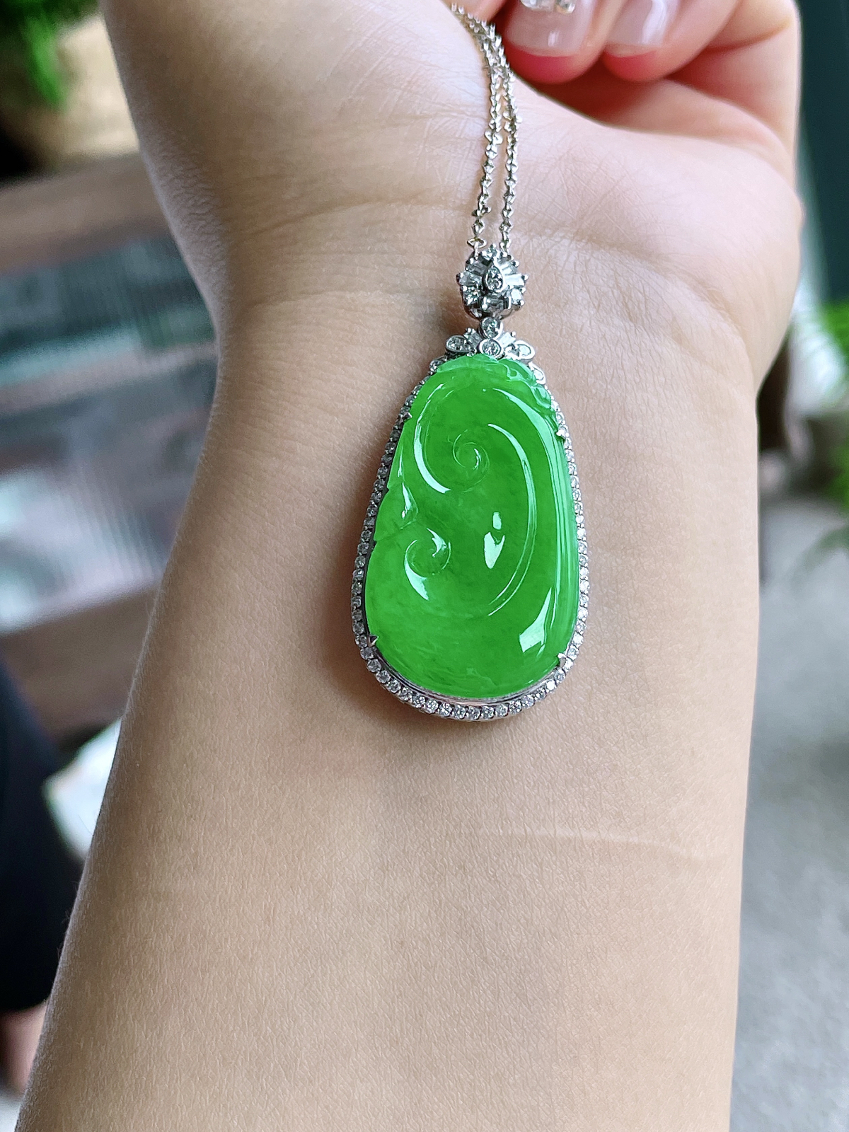 【镶嵌】高冰阳绿如意吊坠  
【说明】缅料 18k金镶嵌 性价比高  
【整体】48-22.4-1