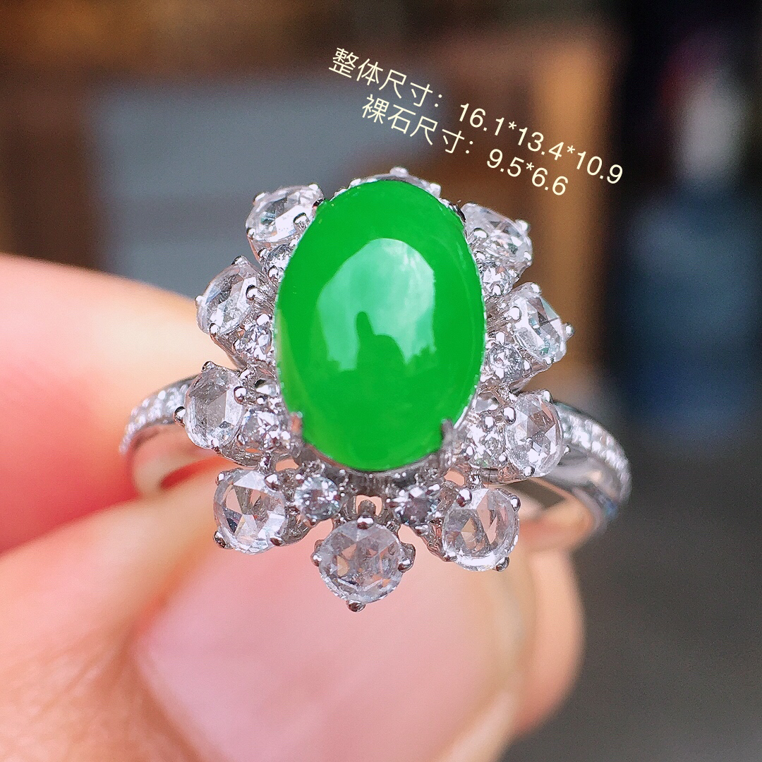 阳绿蛋面戒指，色泽均匀艳丽，玉质细腻，荧光感超
强，饱满圆润，尽显优雅气质，18k
金豪华镶嵌