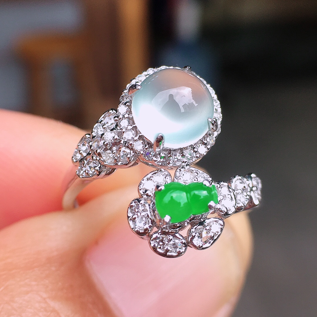 （冰+绿）二合一戒指，色泽均匀艳丽，玉质细腻，荧光感超
强，饱满圆润，尽显优雅气质，18k
金豪华镶嵌