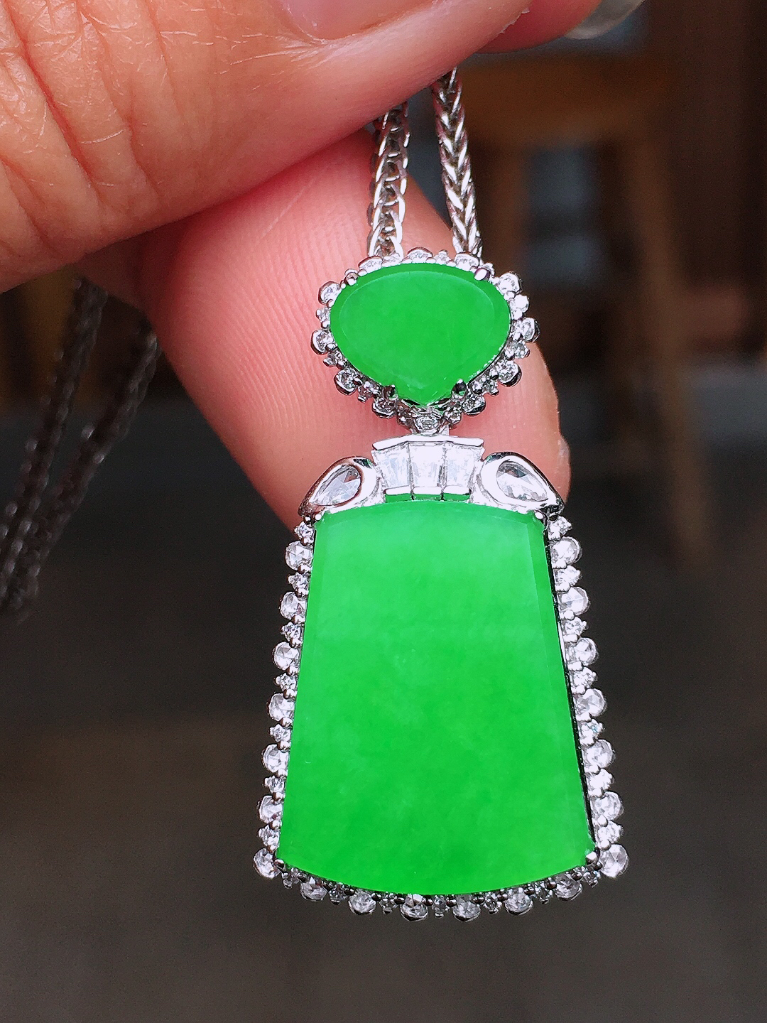 阳绿无事牌吊坠，色泽均匀艳丽，玉质细腻，荧光感超
强，饱满圆润，尽显优雅气质，18k
金豪华镶嵌