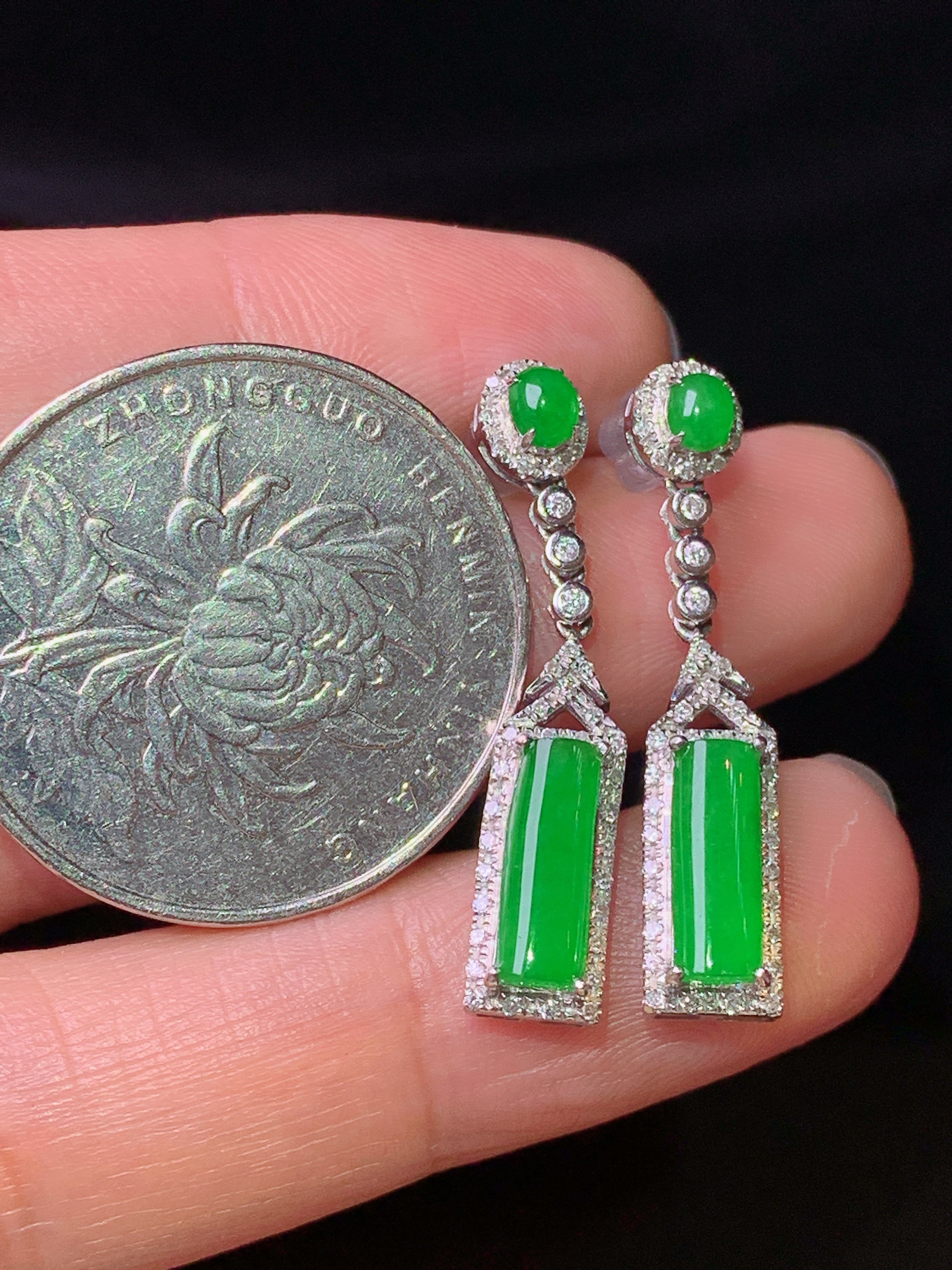 18k金钻镶嵌满绿玉柱耳坠 玉质细腻 色泽艳丽清新 水润亮眼 整体尺寸29*5.8*5z1