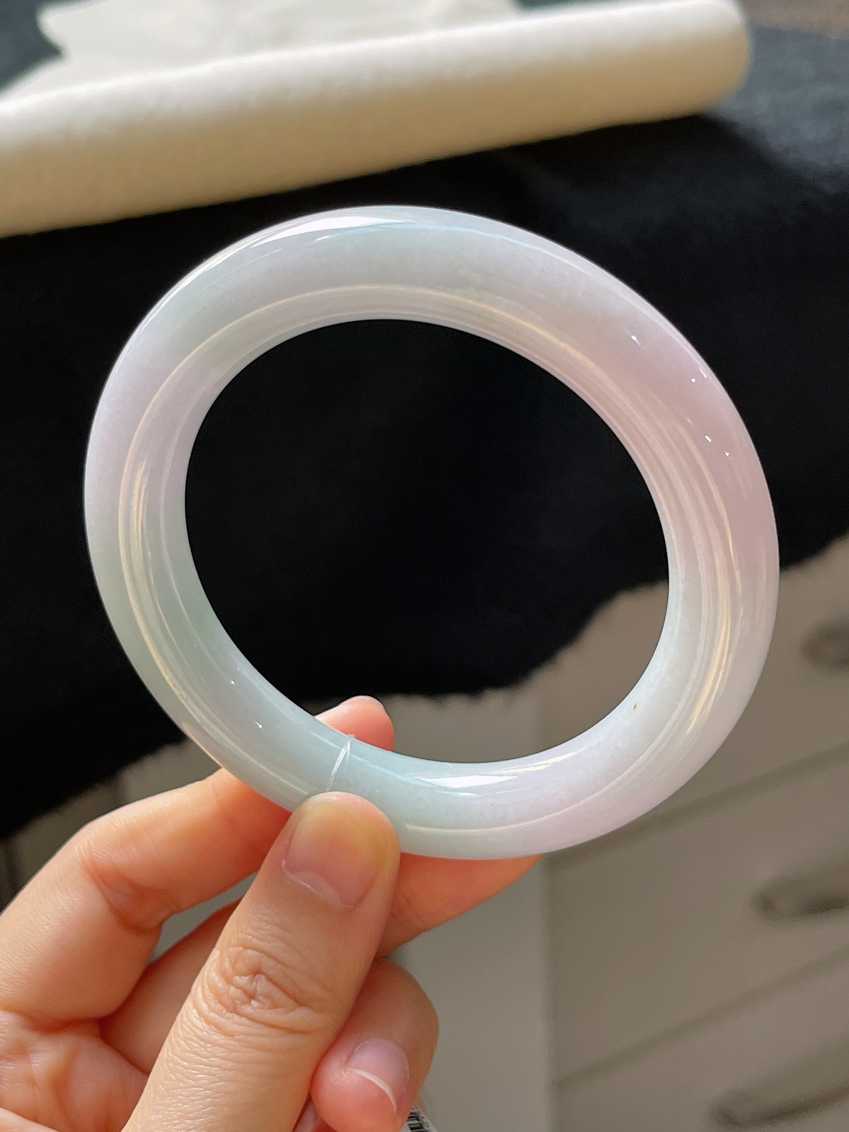 圆镯57.3圈口，翡翠糯化种淡春彩手镯