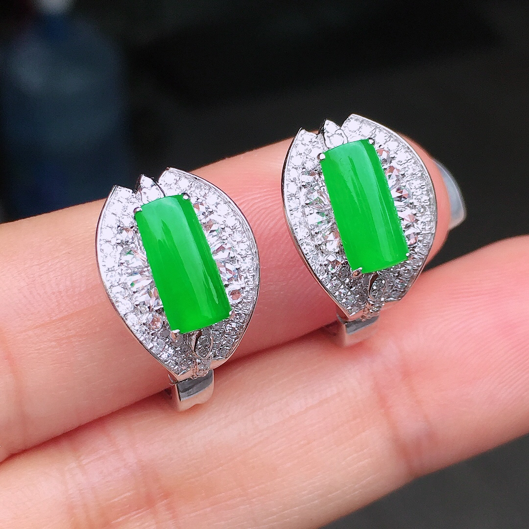 阳绿马鞍耳钉，色泽均匀艳丽，玉质细腻，荧光感超
强，饱满圆润，尽显优雅气质，18k
金豪华镶嵌