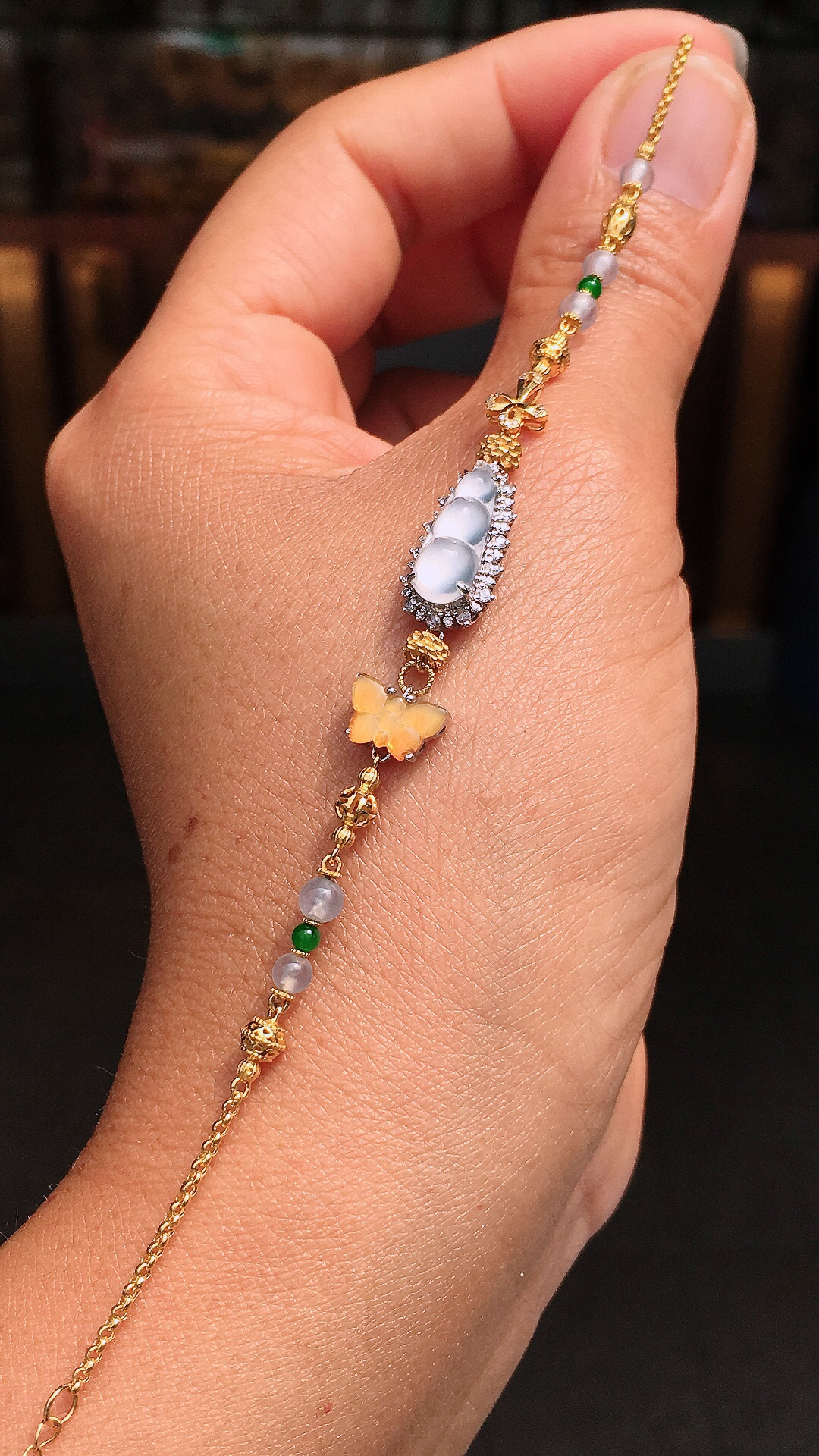 冰种福豆手链，玉质细腻，荧光感超
强，饱满圆润，尽显优雅气质，18k
金豪华镶嵌