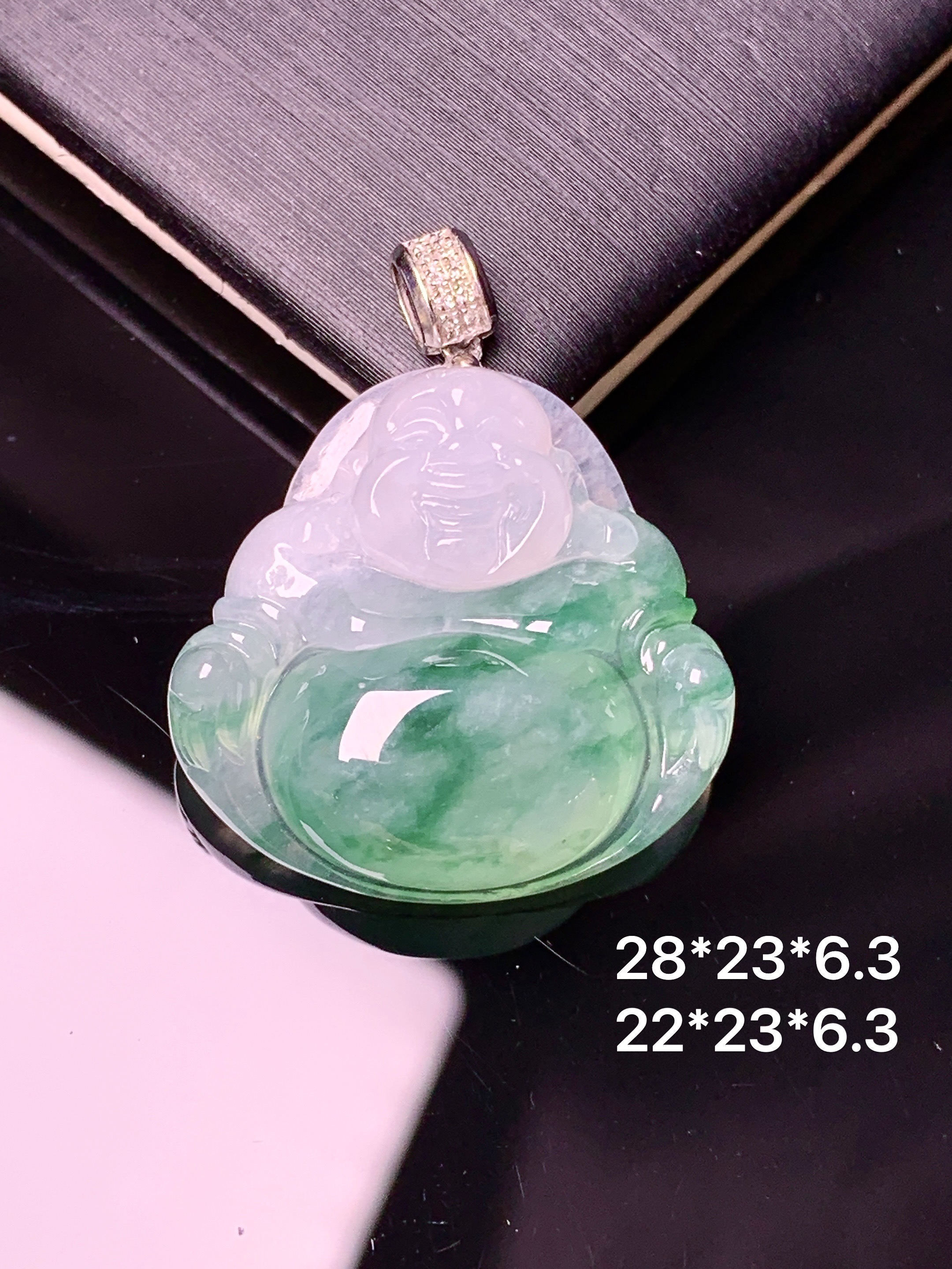 18k金钻镶嵌冰种飘绿佛公吊坠 玉质细腻 色泽艳丽清新 水润亮眼 整体尺寸28*23*6.3d2