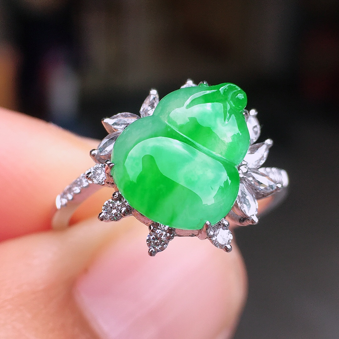 阳绿葫芦戒指，色泽艳丽，玉质细腻，荧光感超
强，饱满圆润，尽显优雅气质，18k
金豪华镶嵌