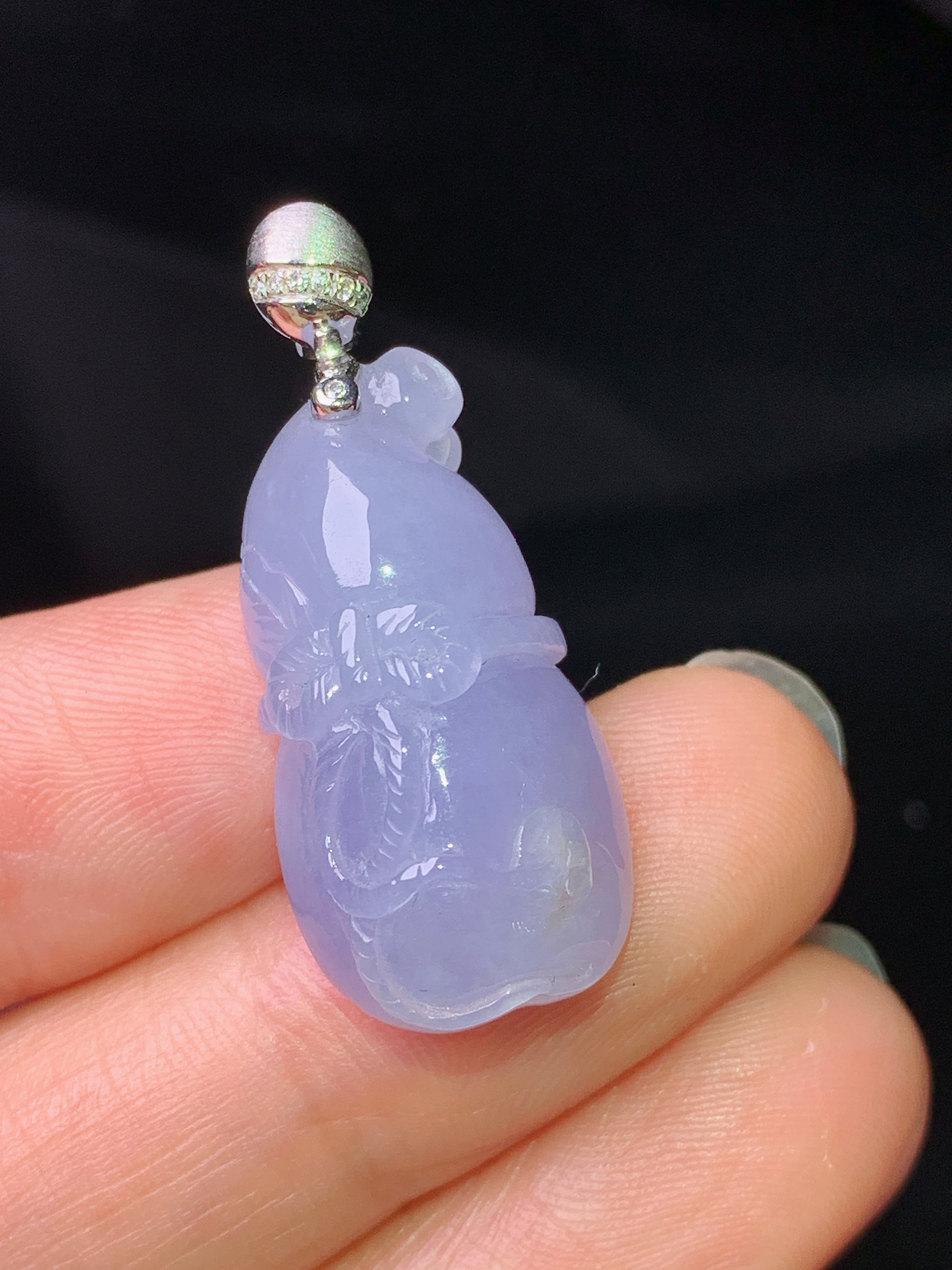 18k金钻镶嵌紫罗兰雕花葫芦吊坠 玉质细腻 色泽艳丽清新 水润亮眼 整体尺寸31.7*13.2*9.