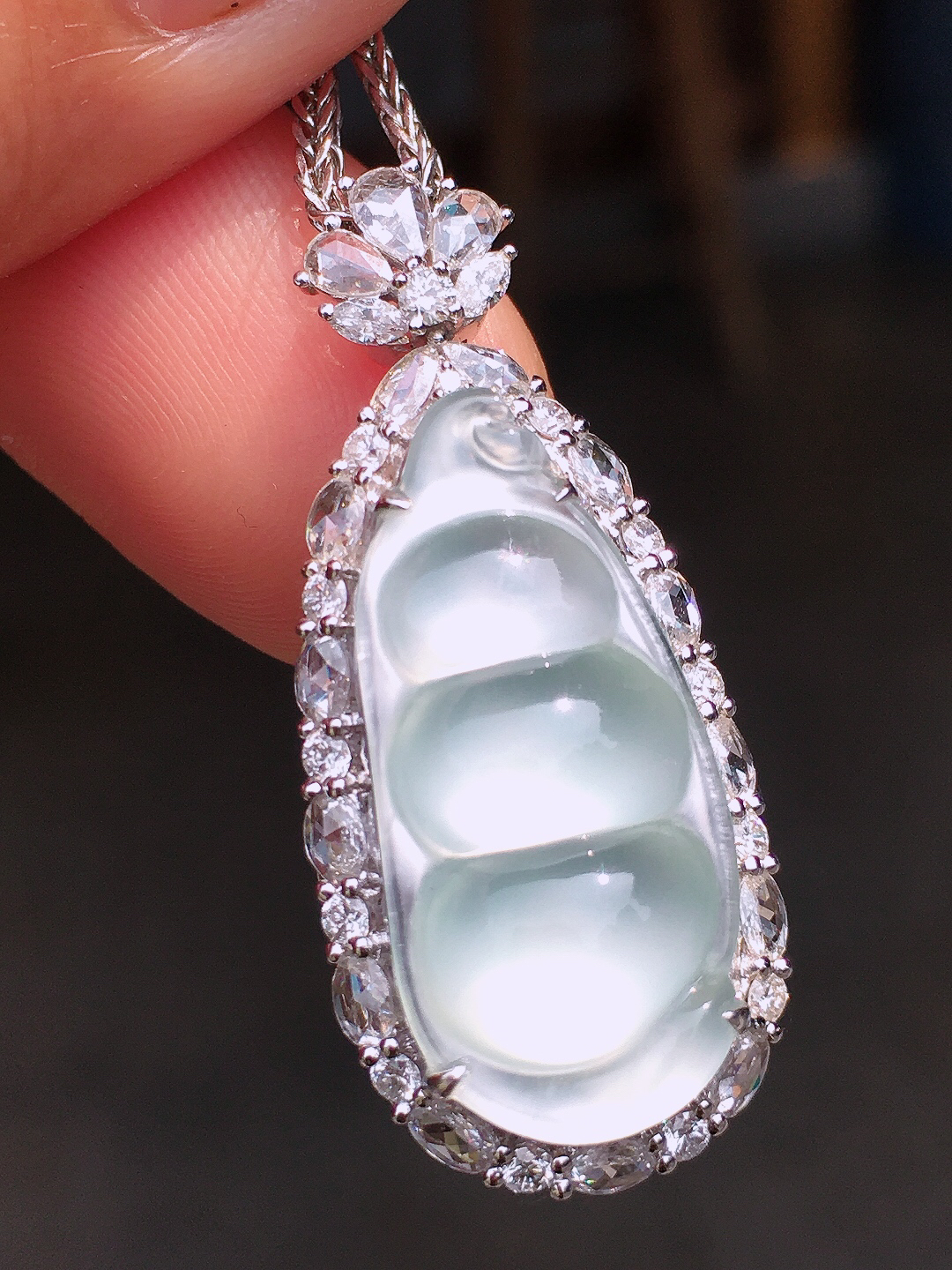 冰种福豆吊坠，玉质细腻，荧光感超
强，饱满圆润，尽显优雅气质，18k
金豪华镶嵌