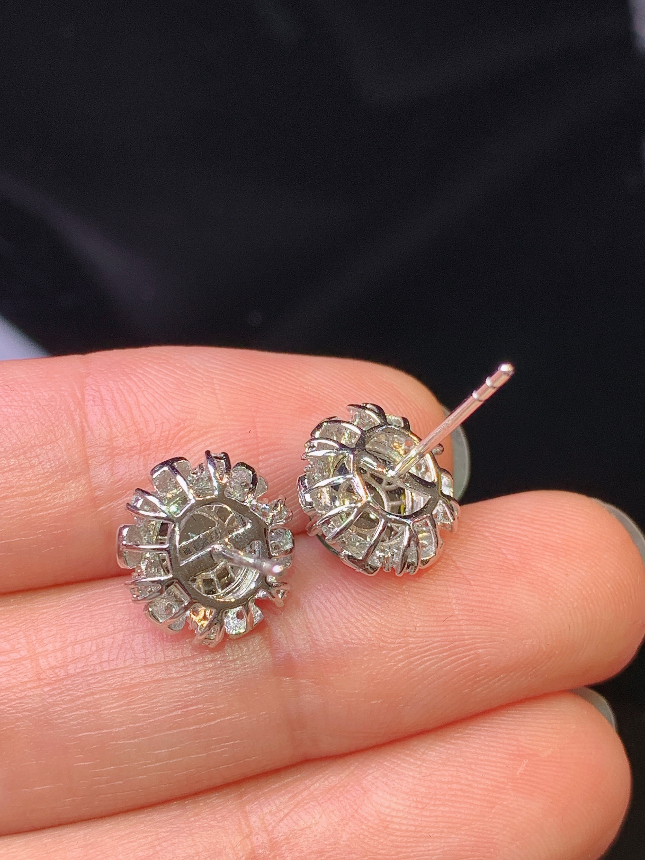 18k金钻镶嵌满绿蛋面耳钉  玉质细腻 色泽艳丽清新 水润亮眼 整体尺寸11.3*10.6*7L2