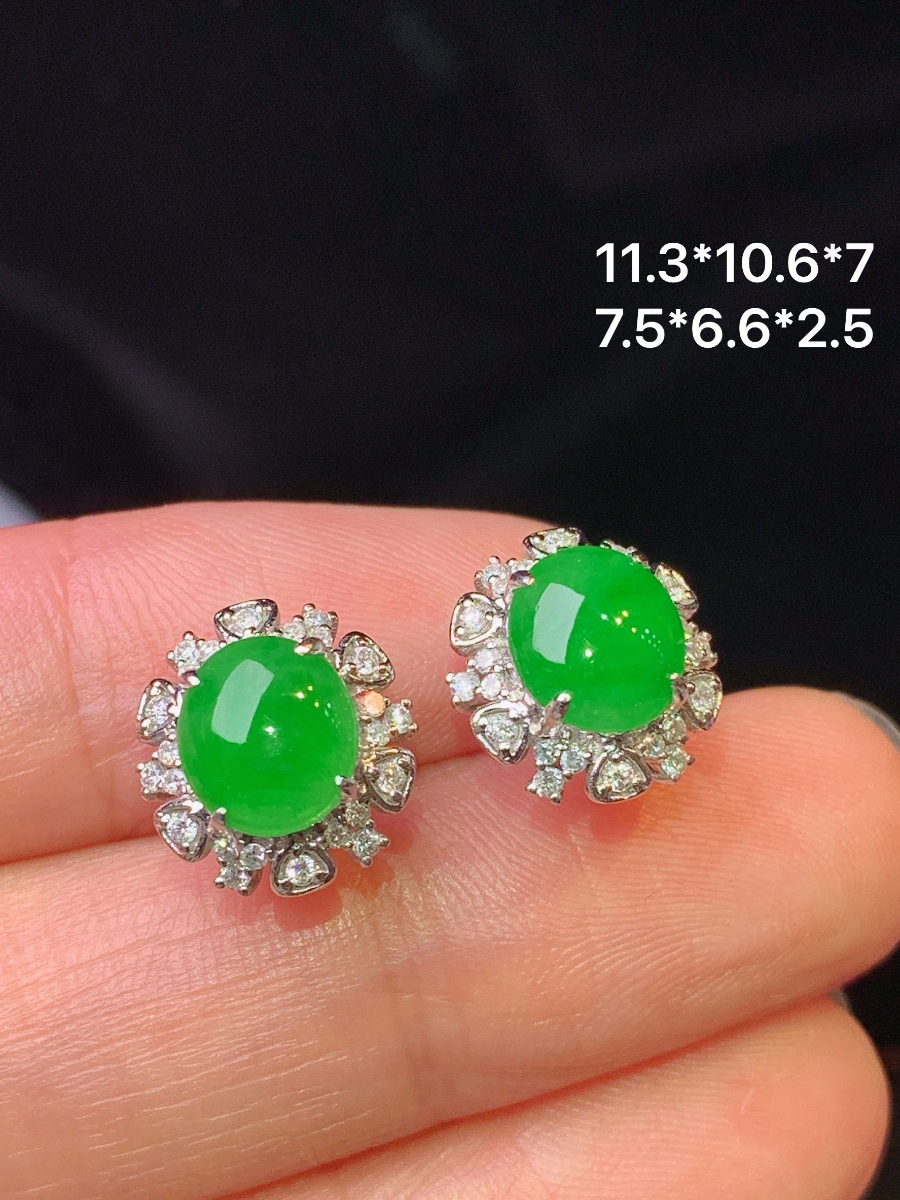 18k金钻镶嵌满绿蛋面耳钉  玉质细腻 色泽艳丽清新 水润亮眼 整体尺寸11.3*10.6*7L2