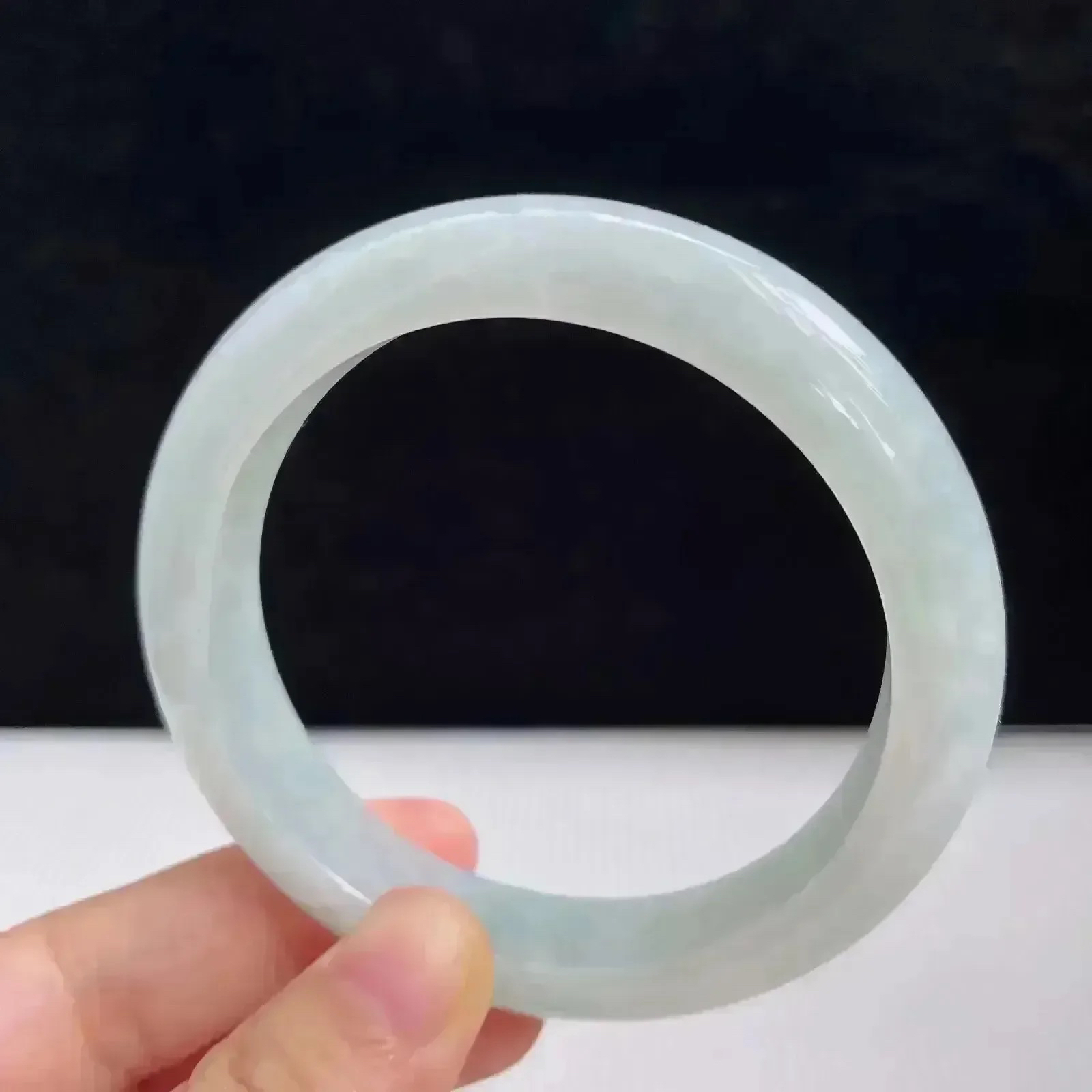 自然光拍摄天然翡翠A货淡绿好种水56.7mm正圈手镯53.62 克