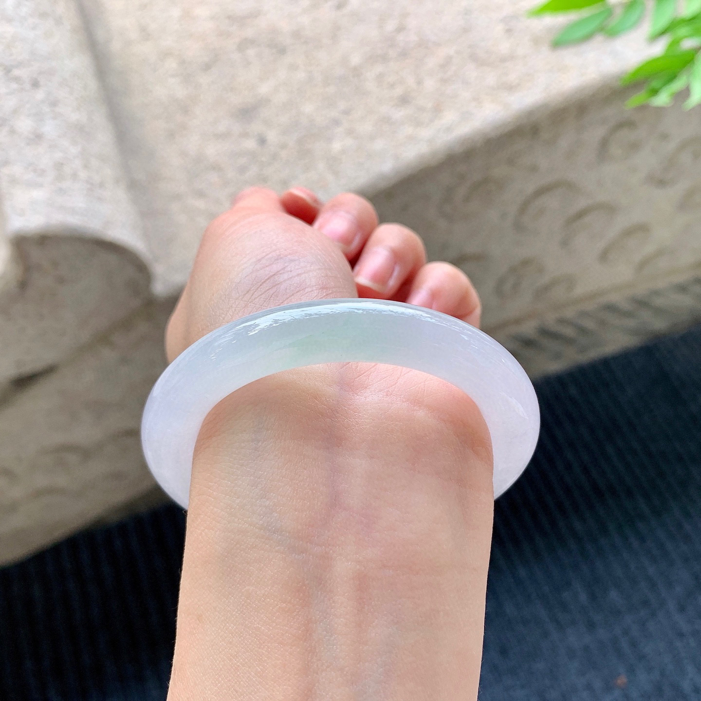 圆条51 52
【圈口】52/9.5/10
【描述】冰糯飘绿，水润，种老，细腻，无纹裂！