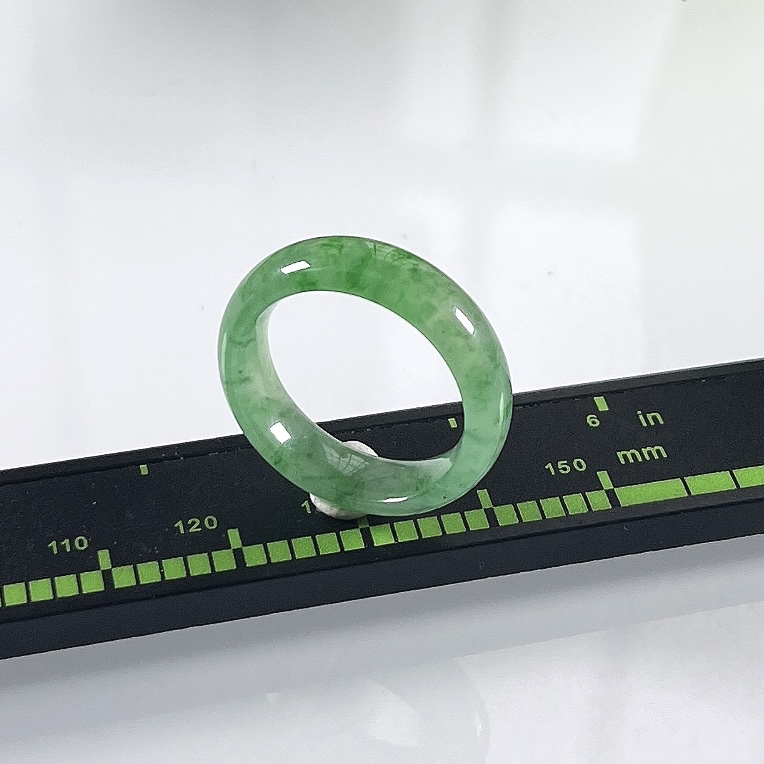 缅甸天然翡翠A货，15号圈口冰种起光起胶飘绿阳绿指环戒指，尺寸：圈口内径17.3mm=15号，宽厚5.8/3mm，重量：3.11g