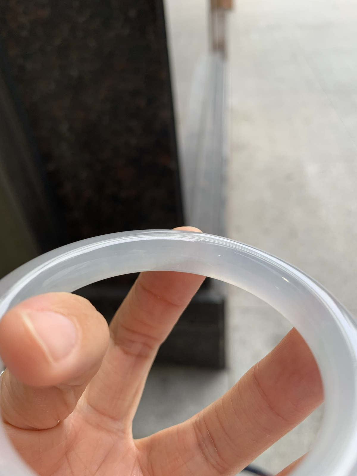 圆条冰镯 有条棉线 尺寸：54.8/10.1/9.5  起荧光