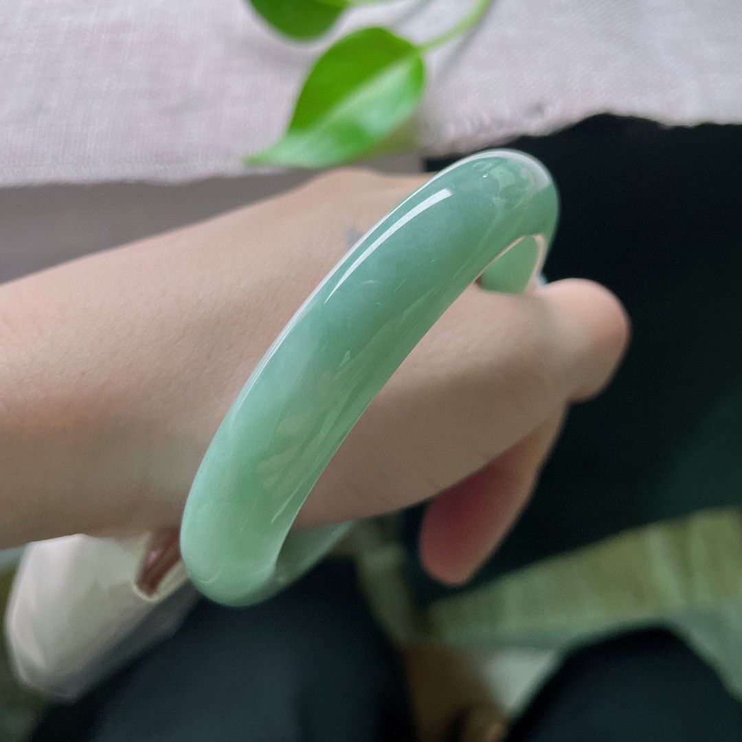 58.1/12.1/8.2，浅绿底正圈，肉质细腻干净，自带柔光滤镜，清冷雅致，棉线