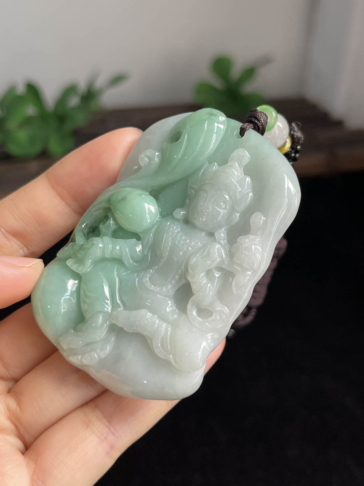 翡翠糯化种飘绿吊坠，配珠未测