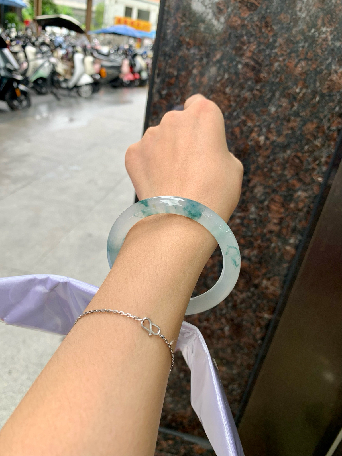 冰飘花美人条
54.2-8.5-8.9
山水有色，出晨不染，袅袅清幽撩人面，充满韵味的冰飘花，宛如清晨笼罩在山涧的云雾散开，寒气逼人，山峦和青松在云雾中若隐若现，似有还无，扑面而来的冷清感。