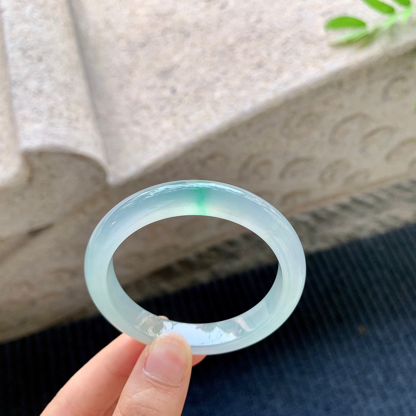 正圈48 49
【圈口】49.5/9.5/7.1
【描述】冰飘绿，水润，种老，细腻，无裂纹！