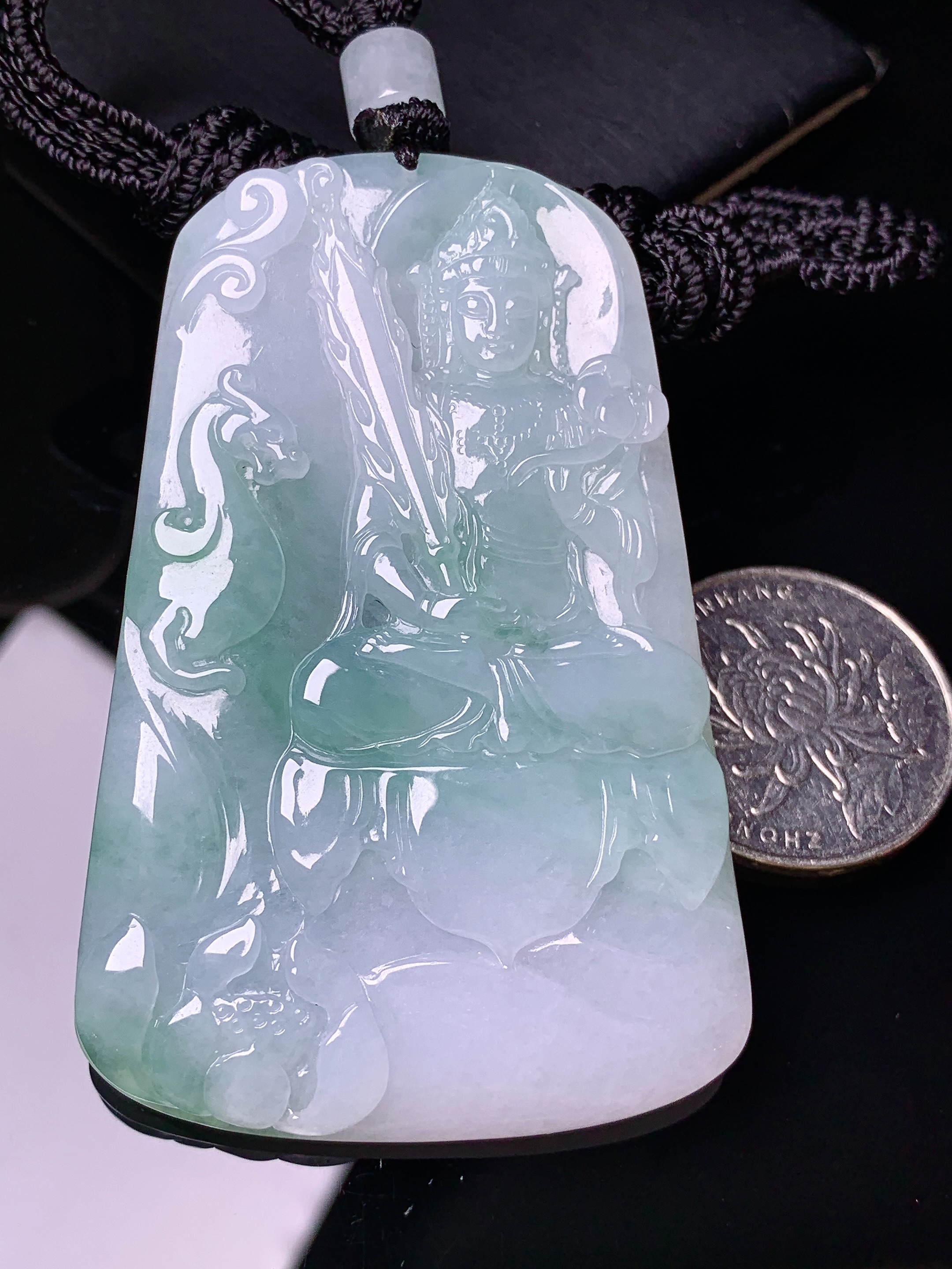 飘绿虚空斗法刺吊坠 玉质细腻 色泽艳丽清新 水润亮眼 整体尺寸66.6*43.2*5.2L1