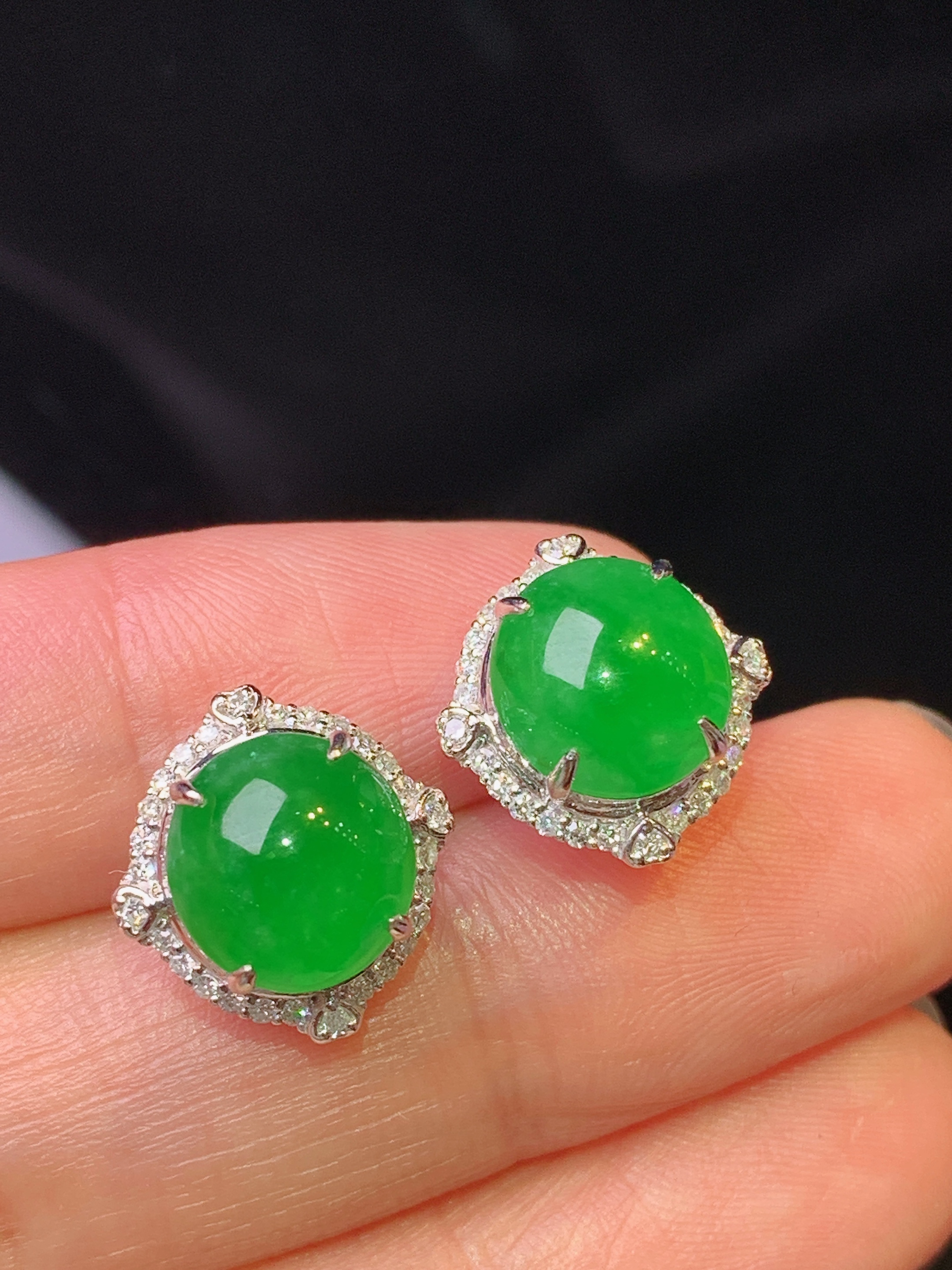 18k金钻镶嵌满绿蛋面耳钉 玉质细腻 色泽艳丽清新 水润亮眼 整体尺寸13*12.6*8.2f1