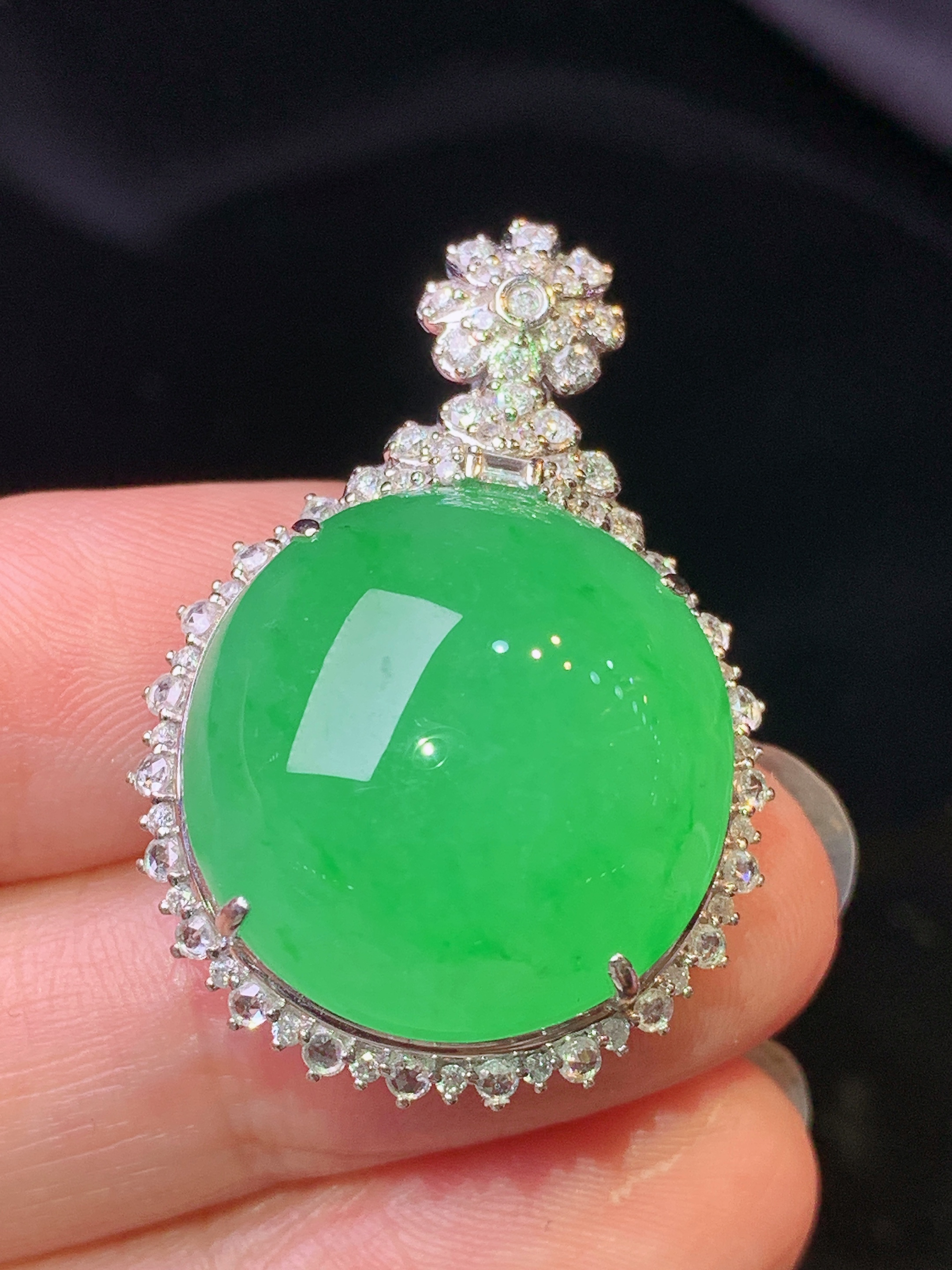 18k金钻镶嵌翠绿蛋面吊坠 玉质细腻 色泽艳丽清新 水润亮眼 整体尺寸33.3*23.2*14L2