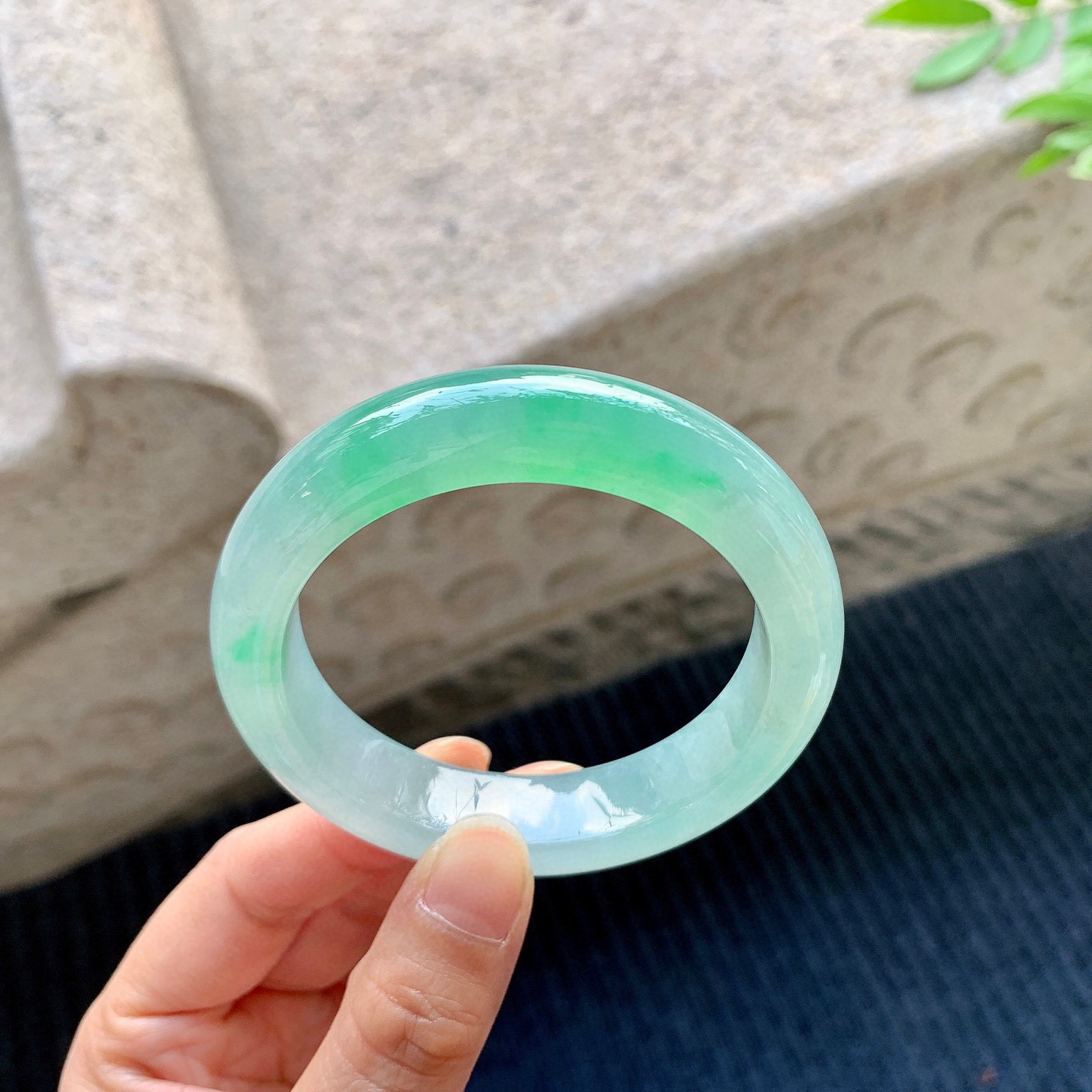 正圈53 54
【圈口】53.3/12.9/8.9
【描述】冰飘绿，水润，种老，细腻，无裂纹！