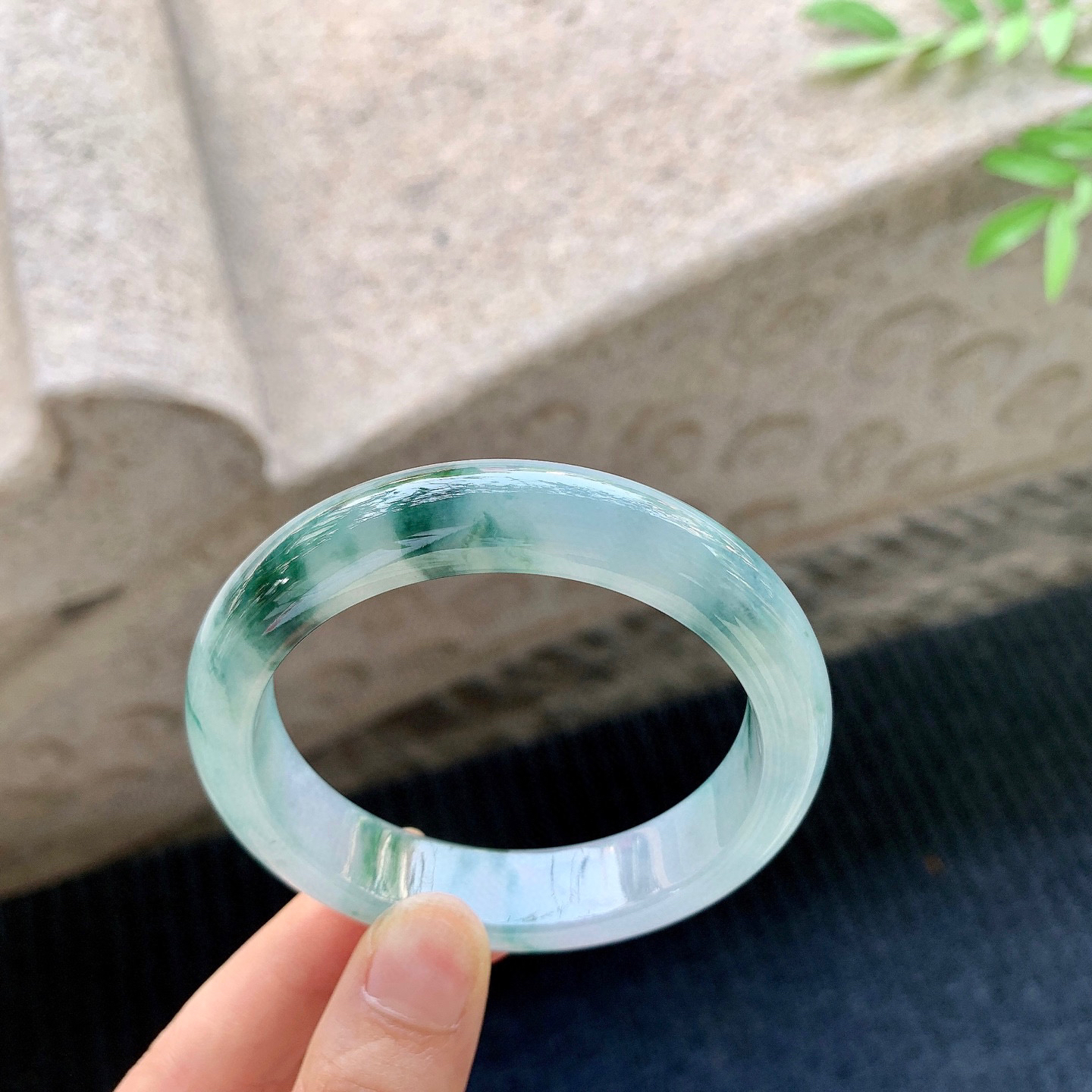 正圈54 55
【圈口】54.8/12.8/8.4
【描述】糯冰飘蓝花，水润，种老，无裂纹！