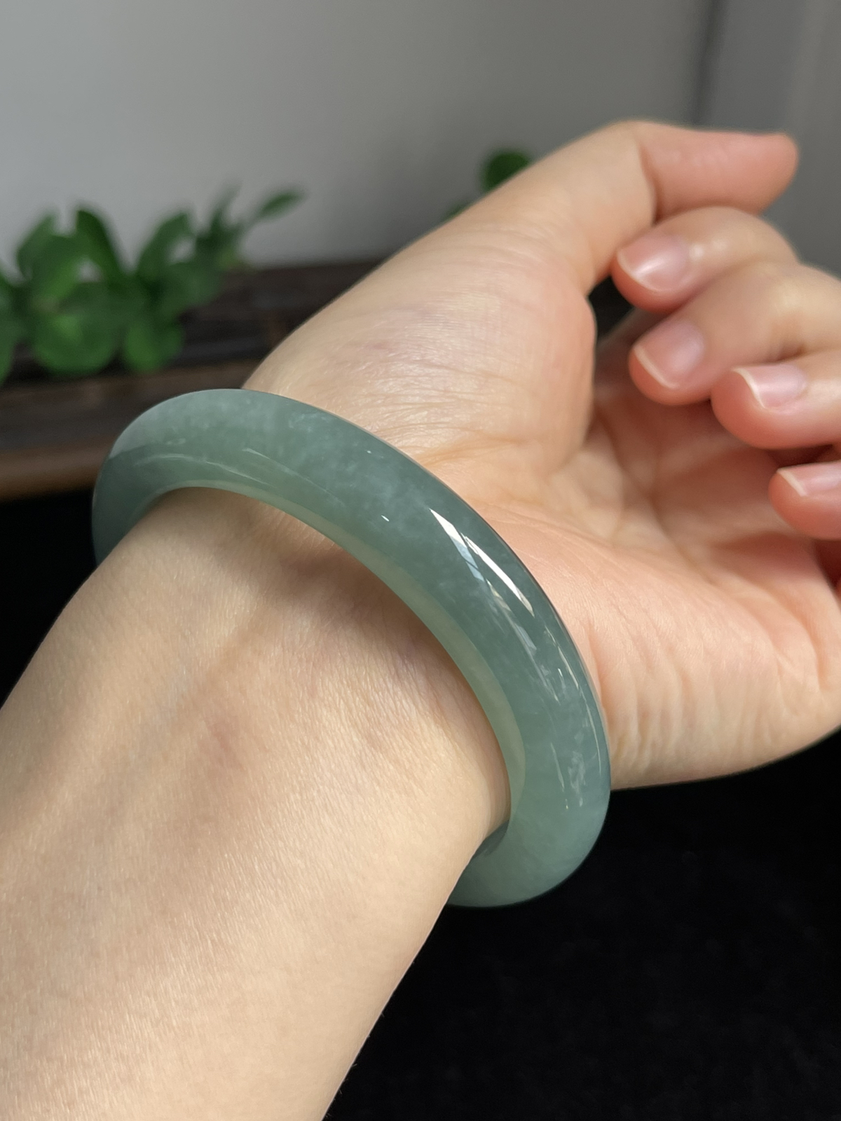 正圈55.4圈口，翡翠冰糯种淡绿色手镯