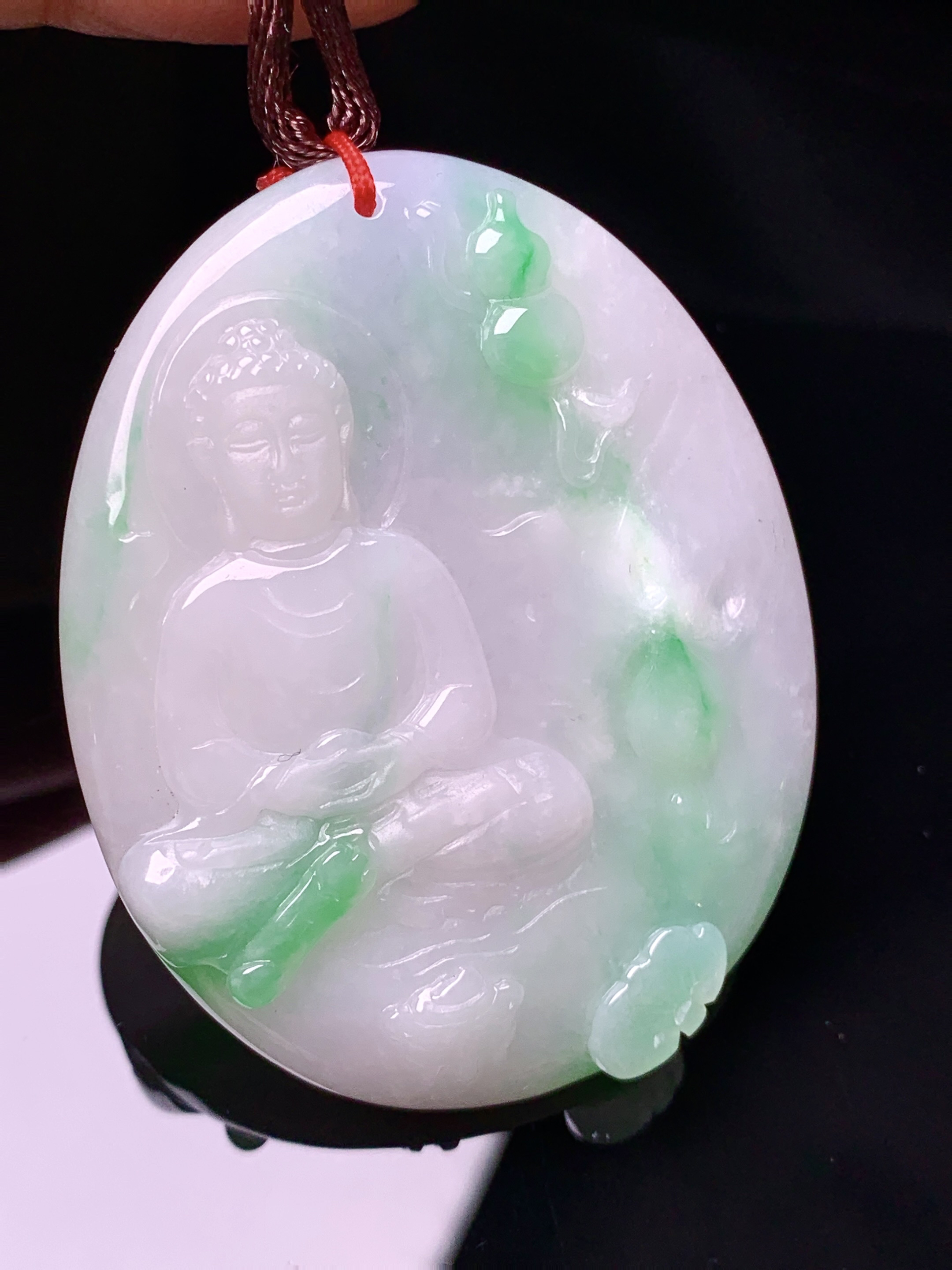 飘绿观音菩萨吊坠 玉质细腻 色泽艳丽清新 水润亮眼 整体尺寸51.5*41*5.3b2